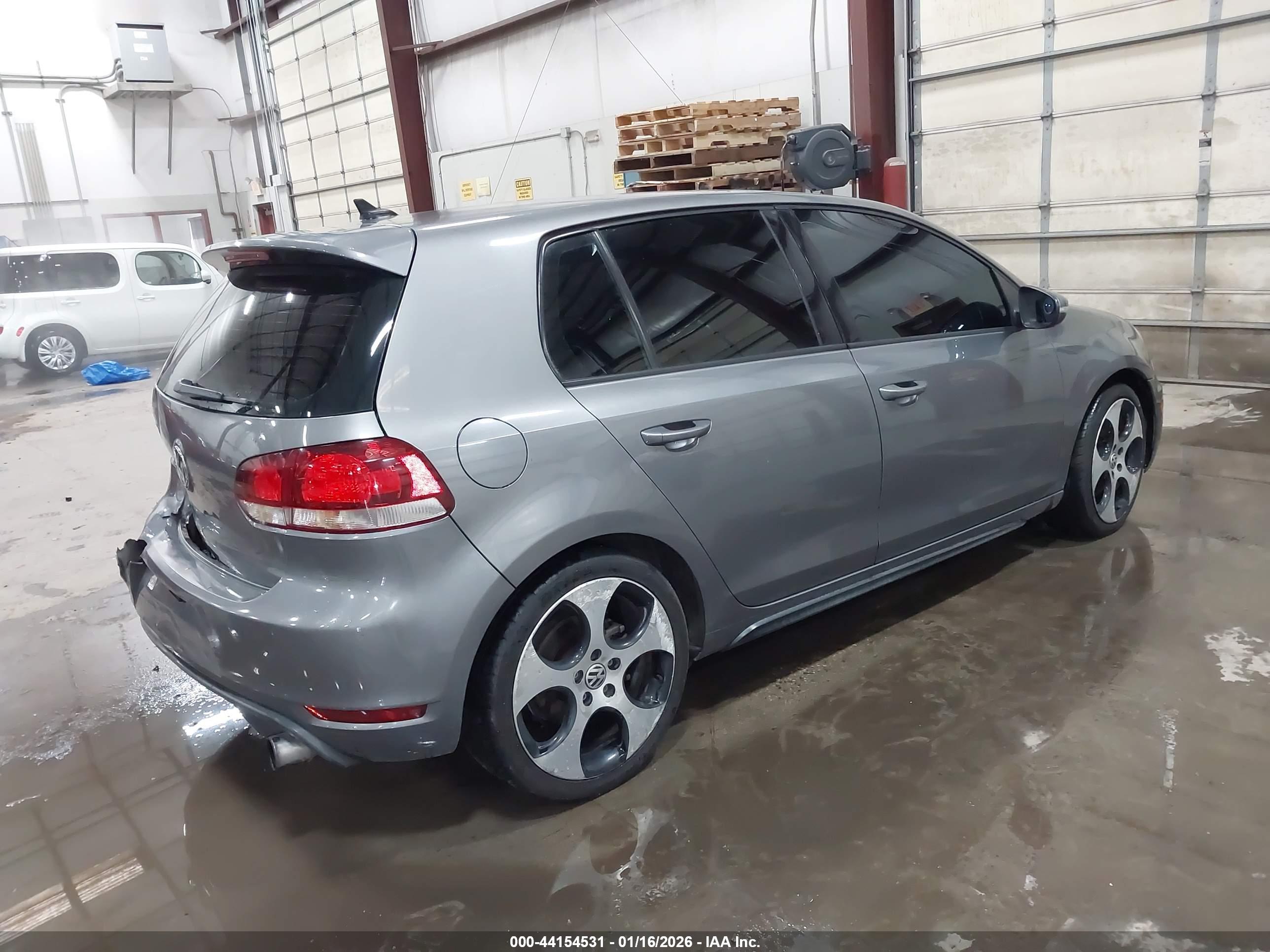 VOLKSWAGEN GTI image 4