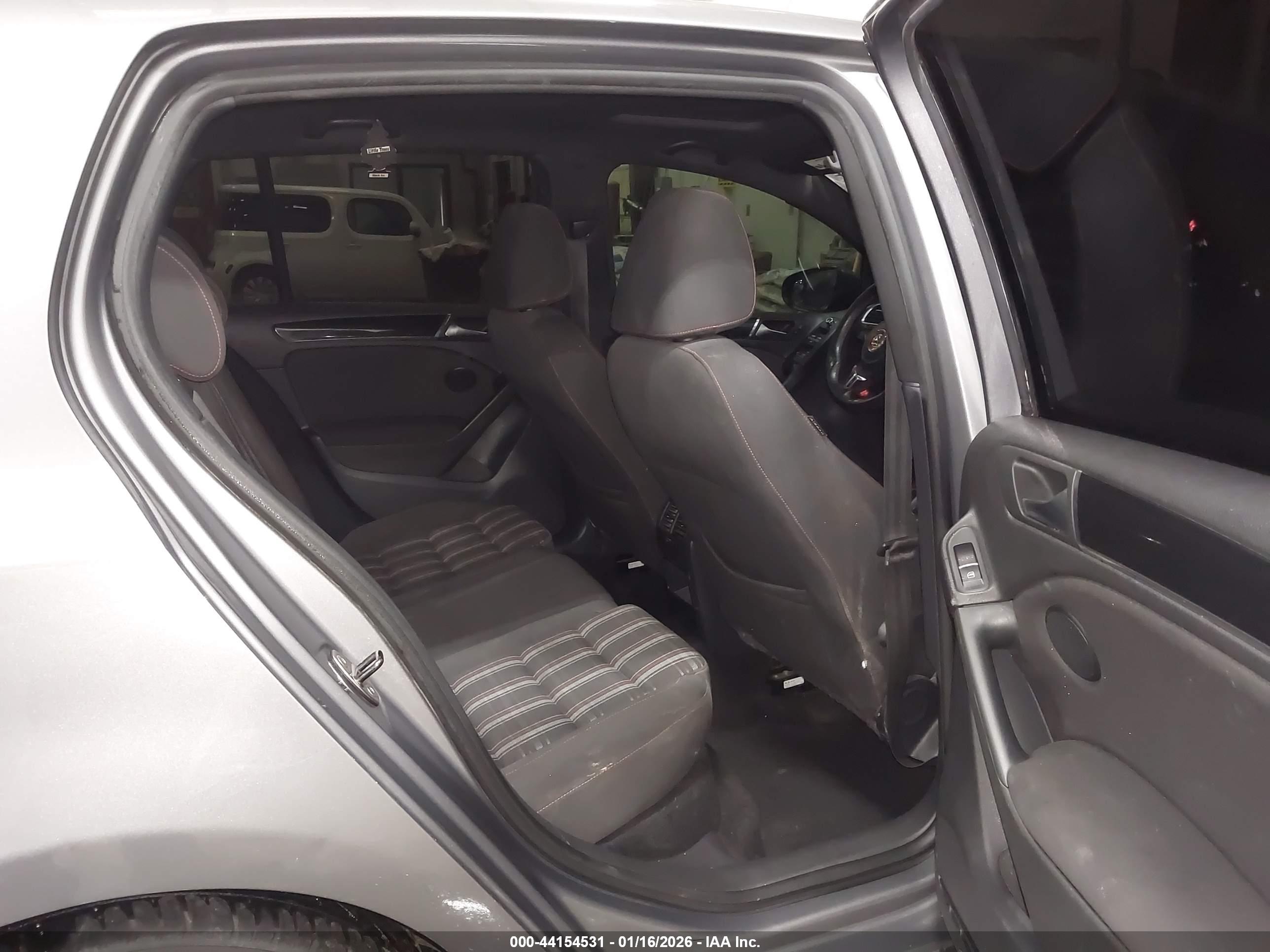 VOLKSWAGEN GTI image 8