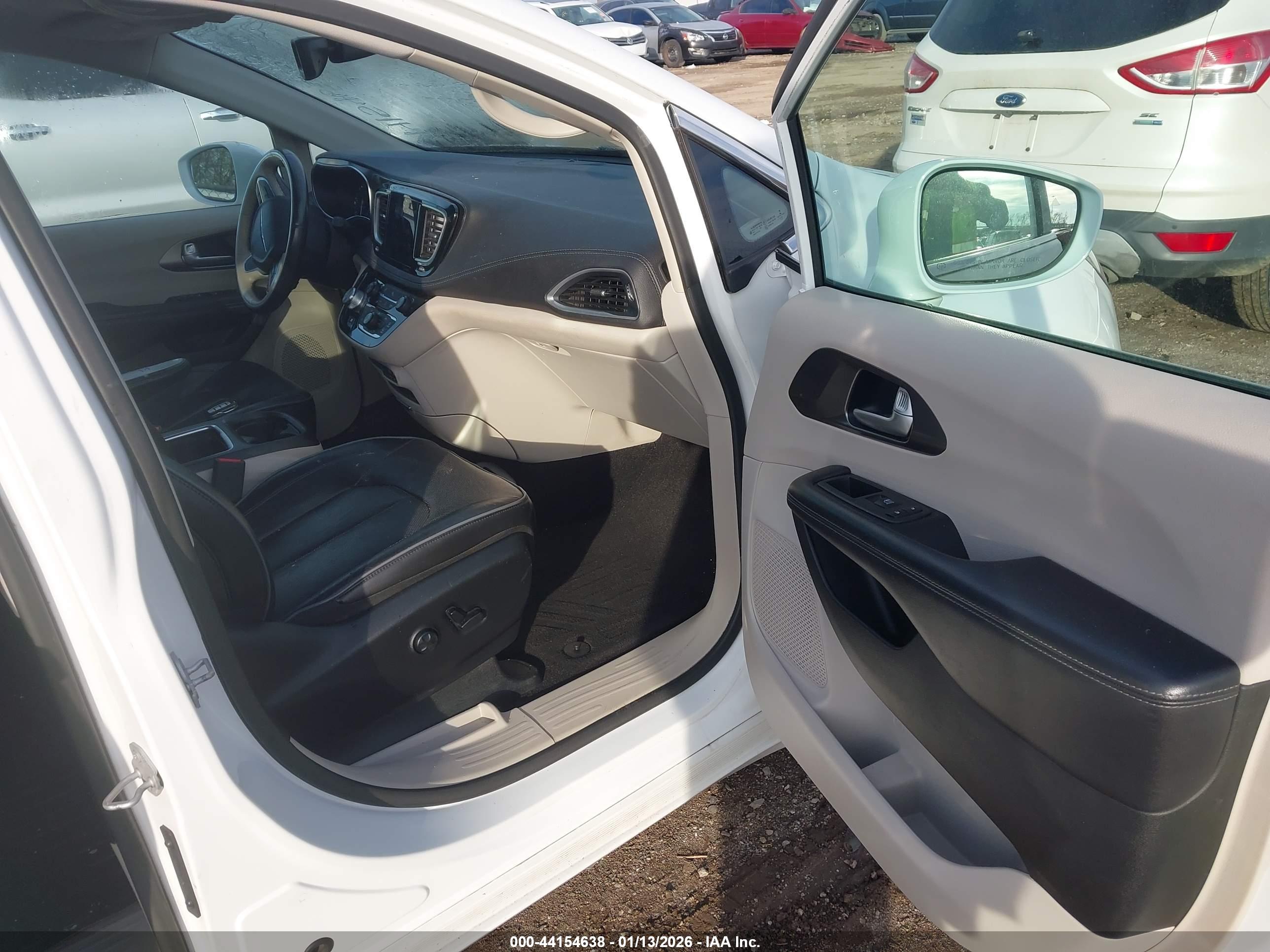 CHRYSLER PACIFICA image 5