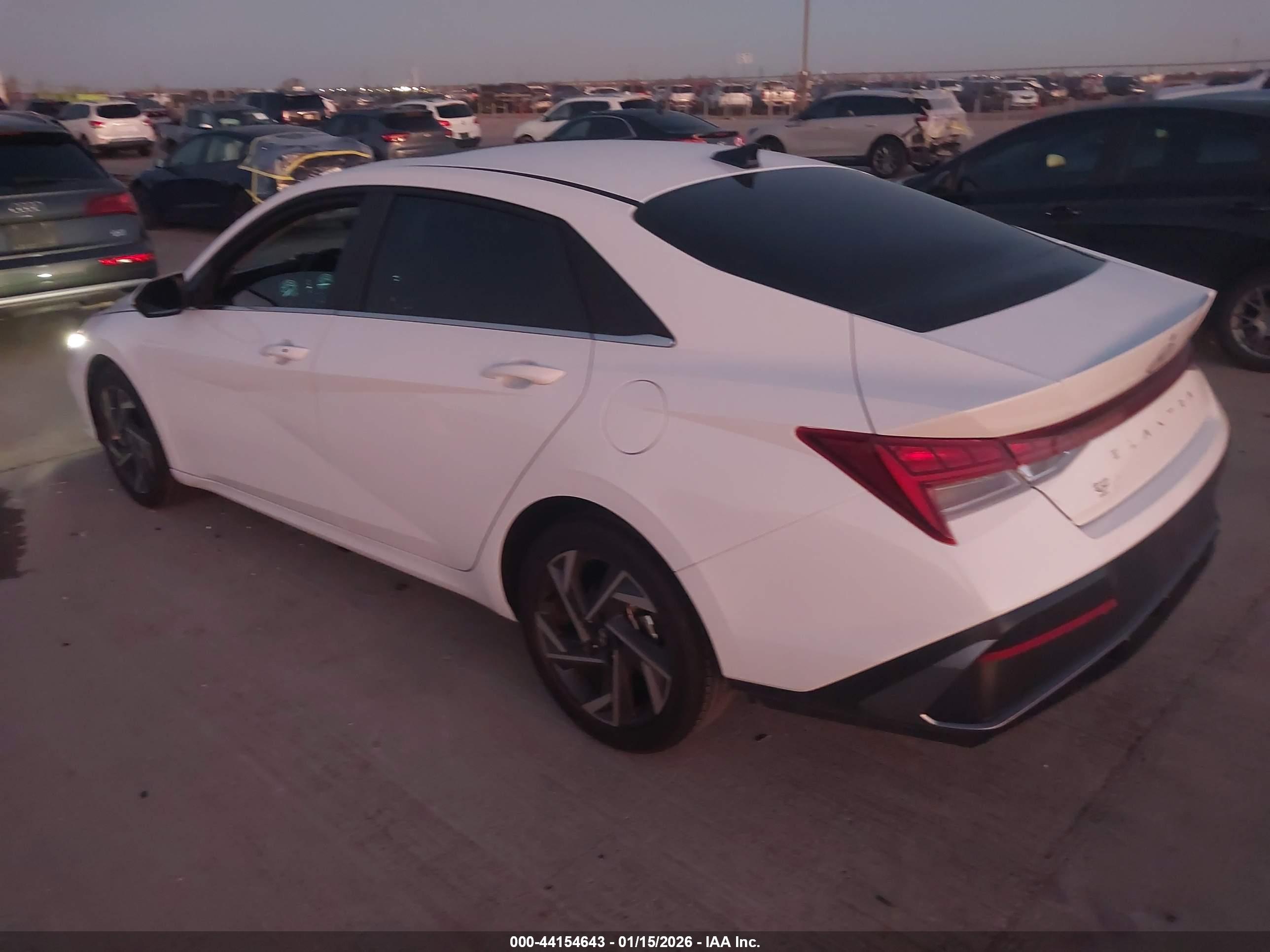 HYUNDAI ELANTRA image 3