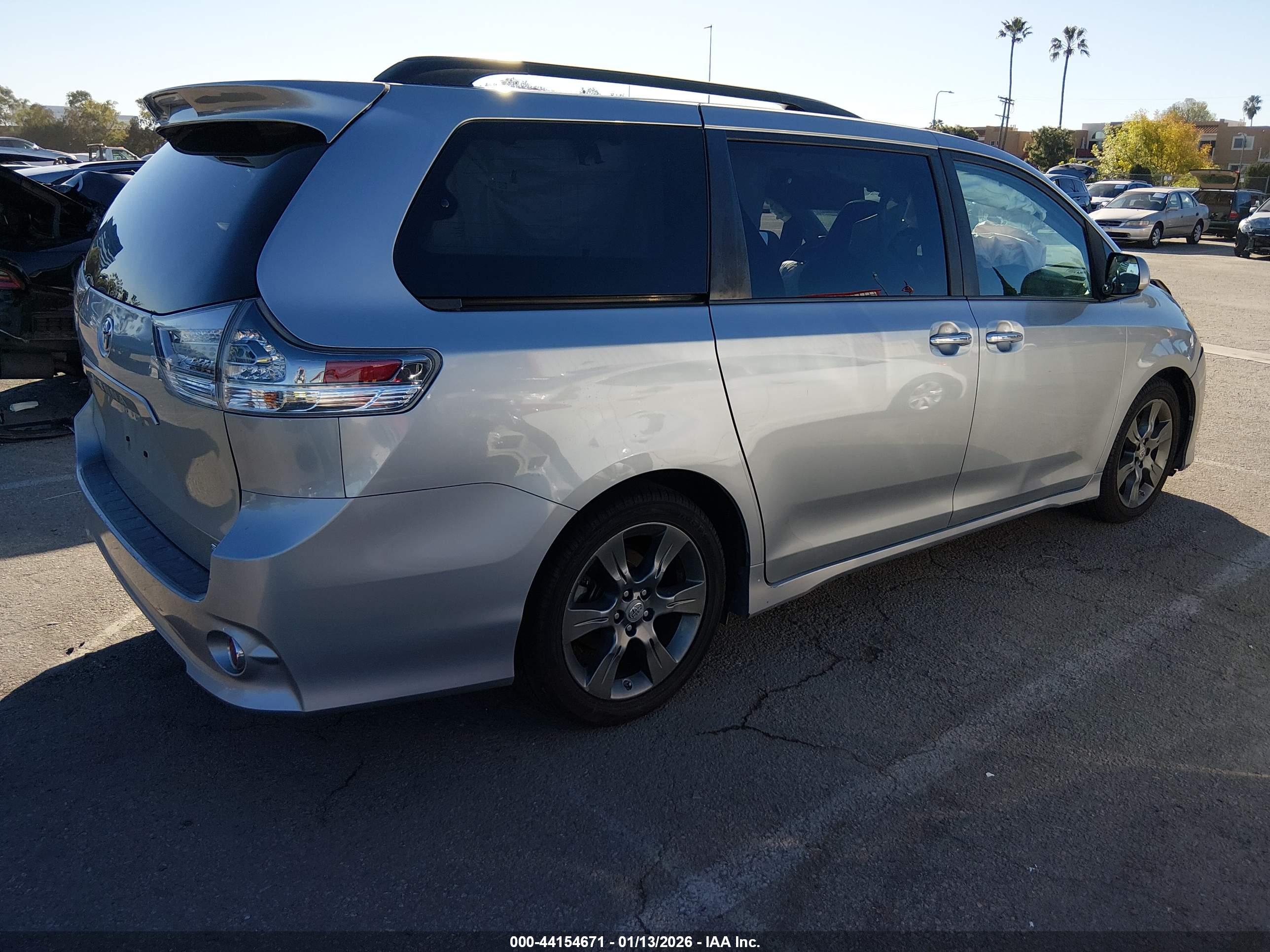 TOYOTA SIENNA image 4
