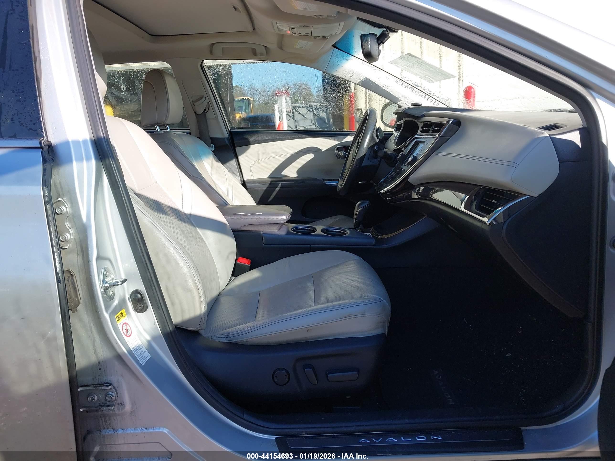 TOYOTA AVALON image 5