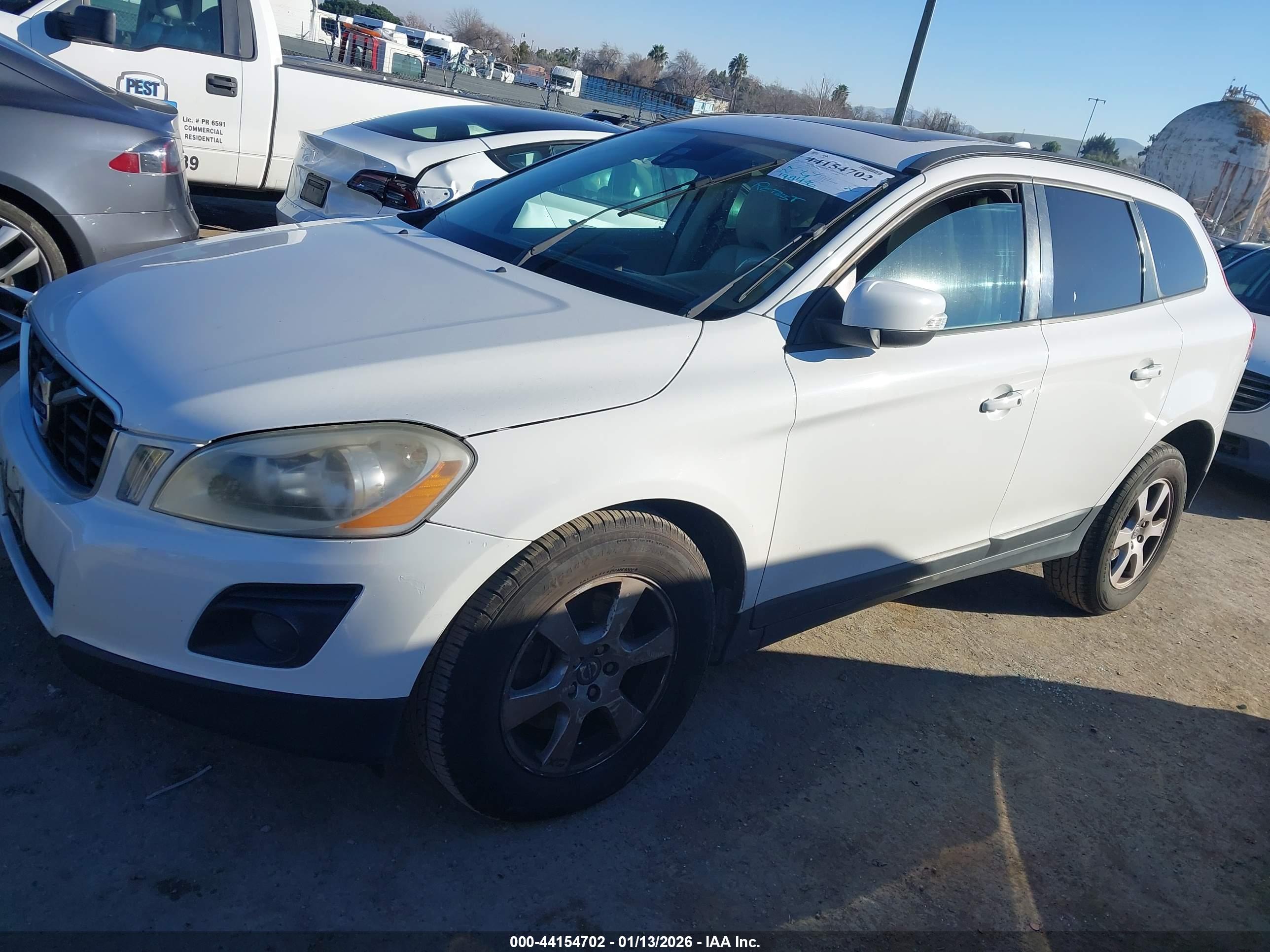 VOLVO XC60 image 2