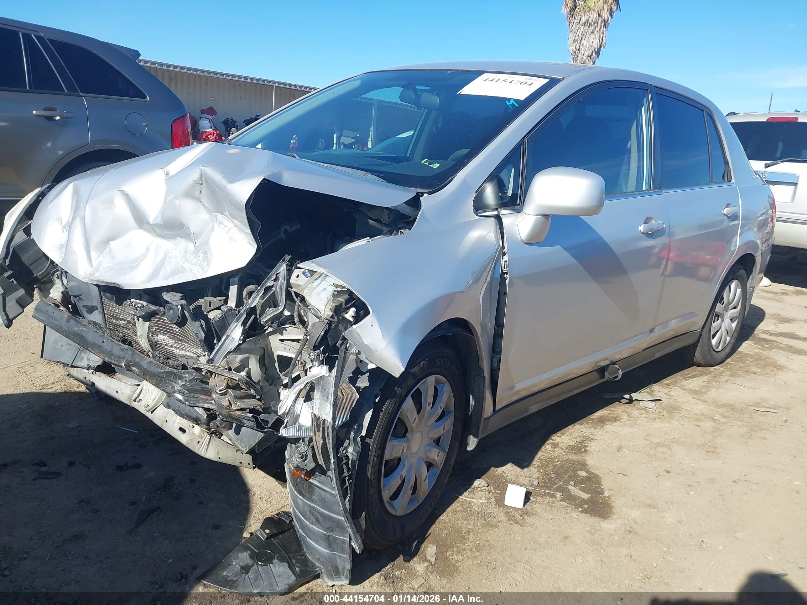 NISSAN VERSA image 2