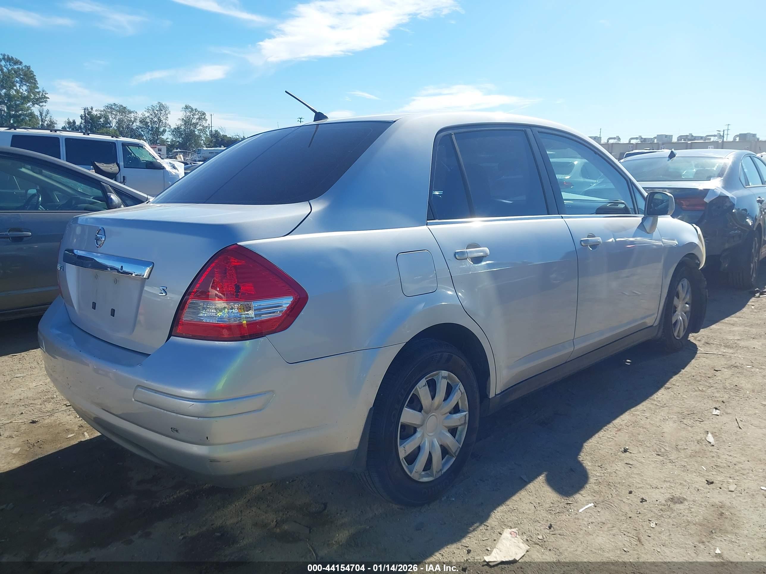 NISSAN VERSA image 4
