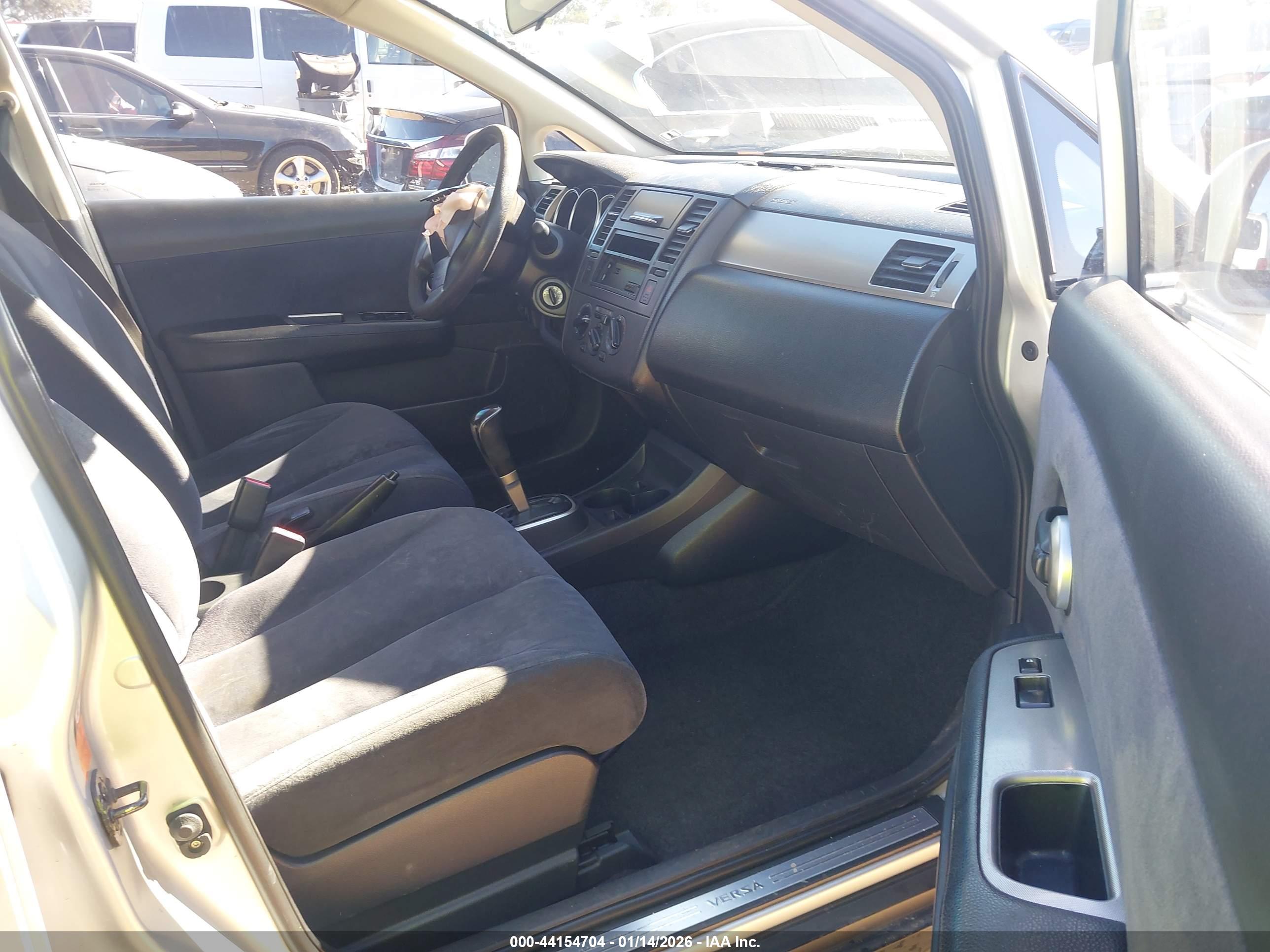 NISSAN VERSA image 5