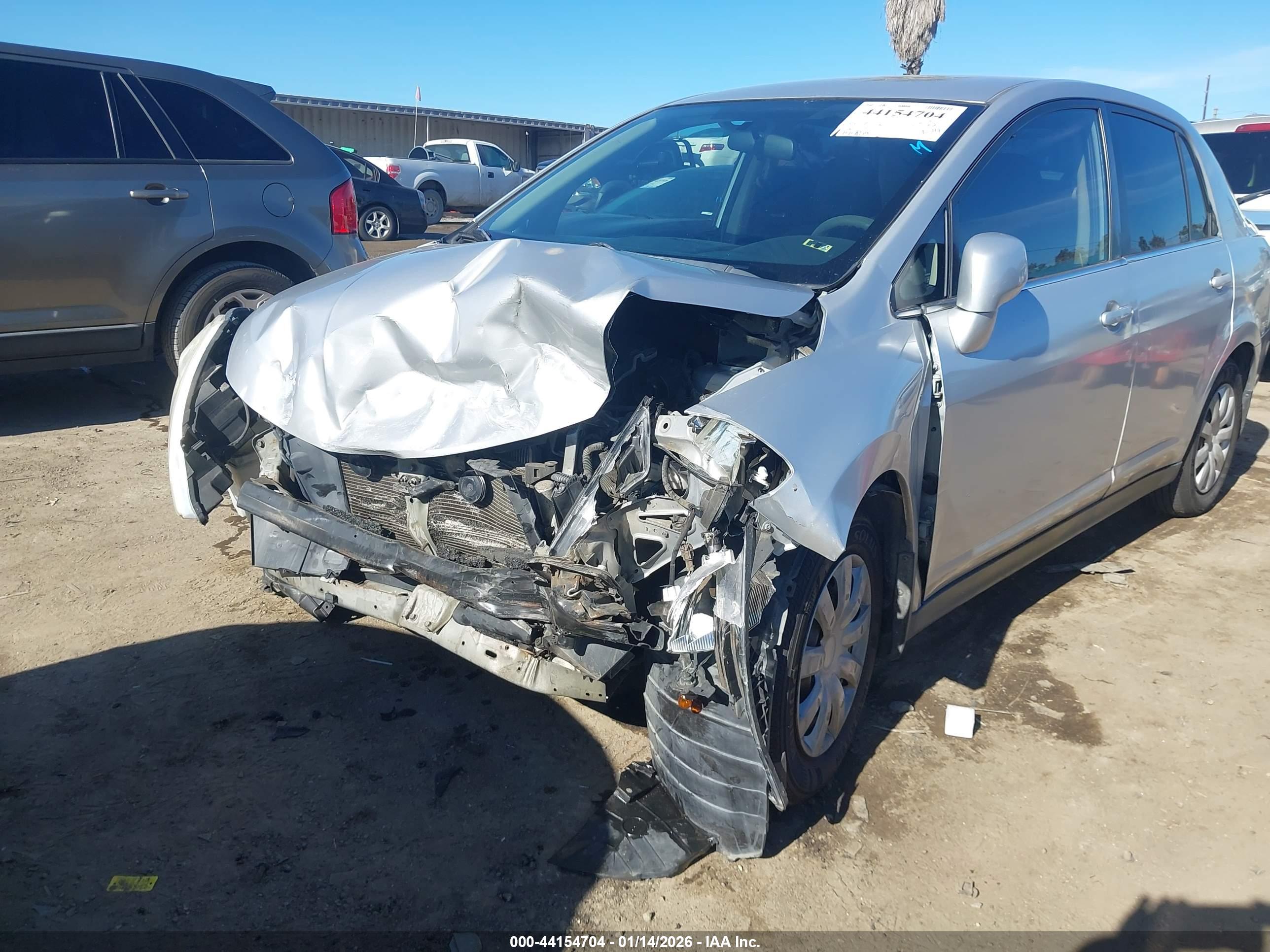 NISSAN VERSA image 6
