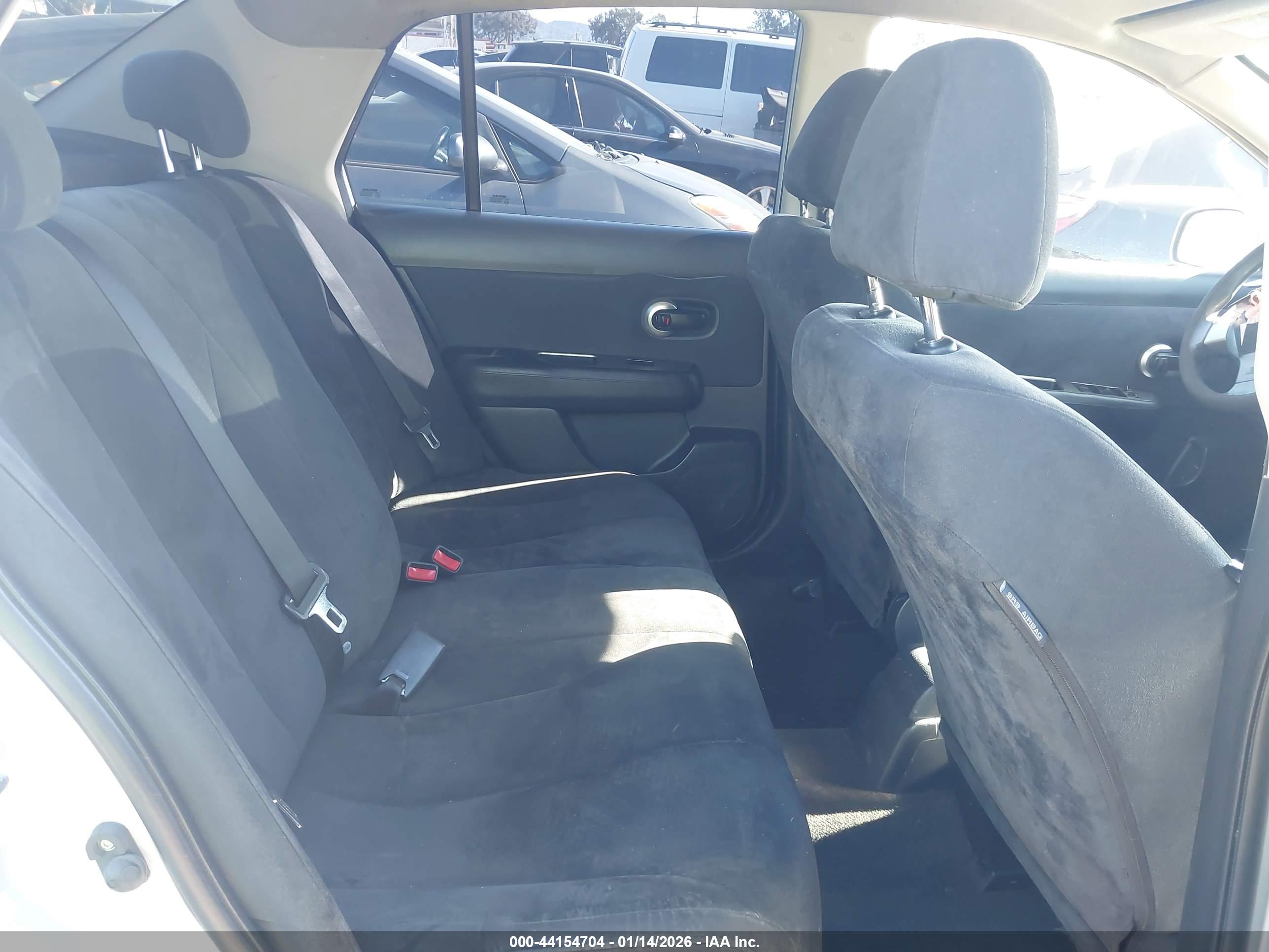 NISSAN VERSA image 8