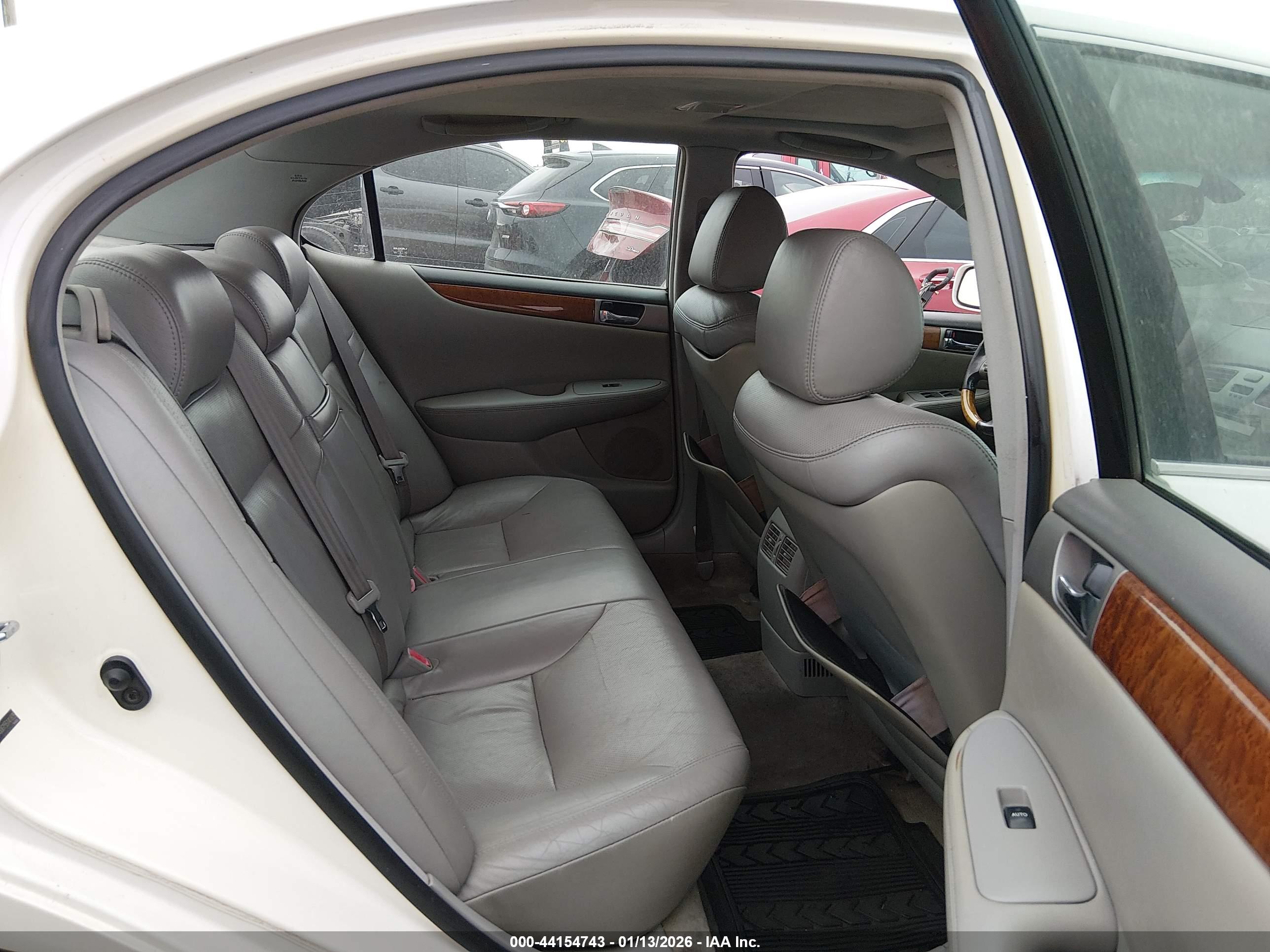 LEXUS ES image 8