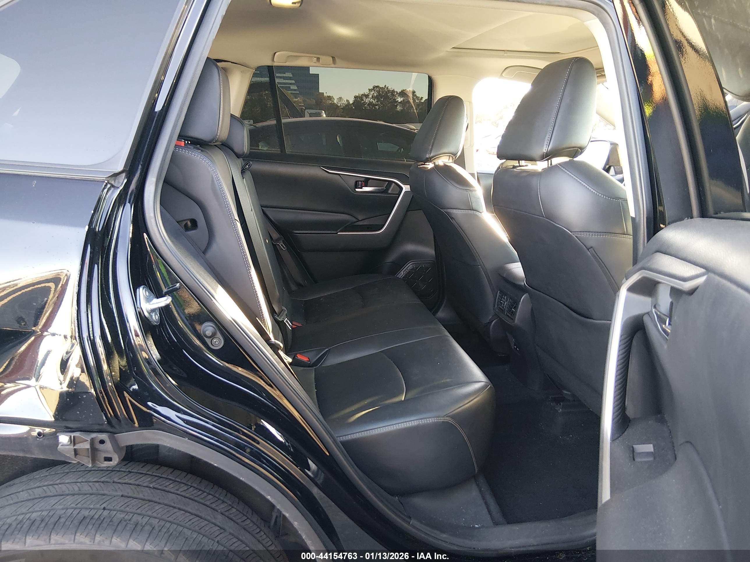TOYOTA RAV4 image 8