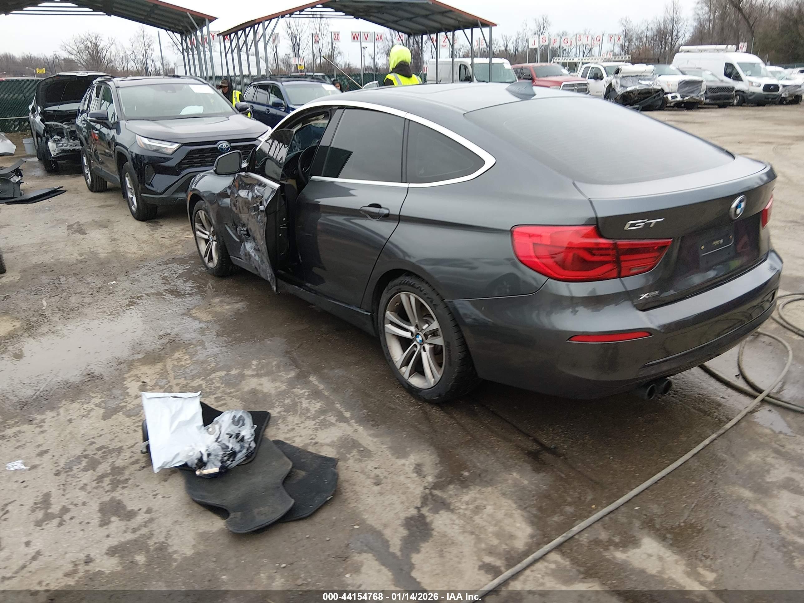 BMW 330I image 3
