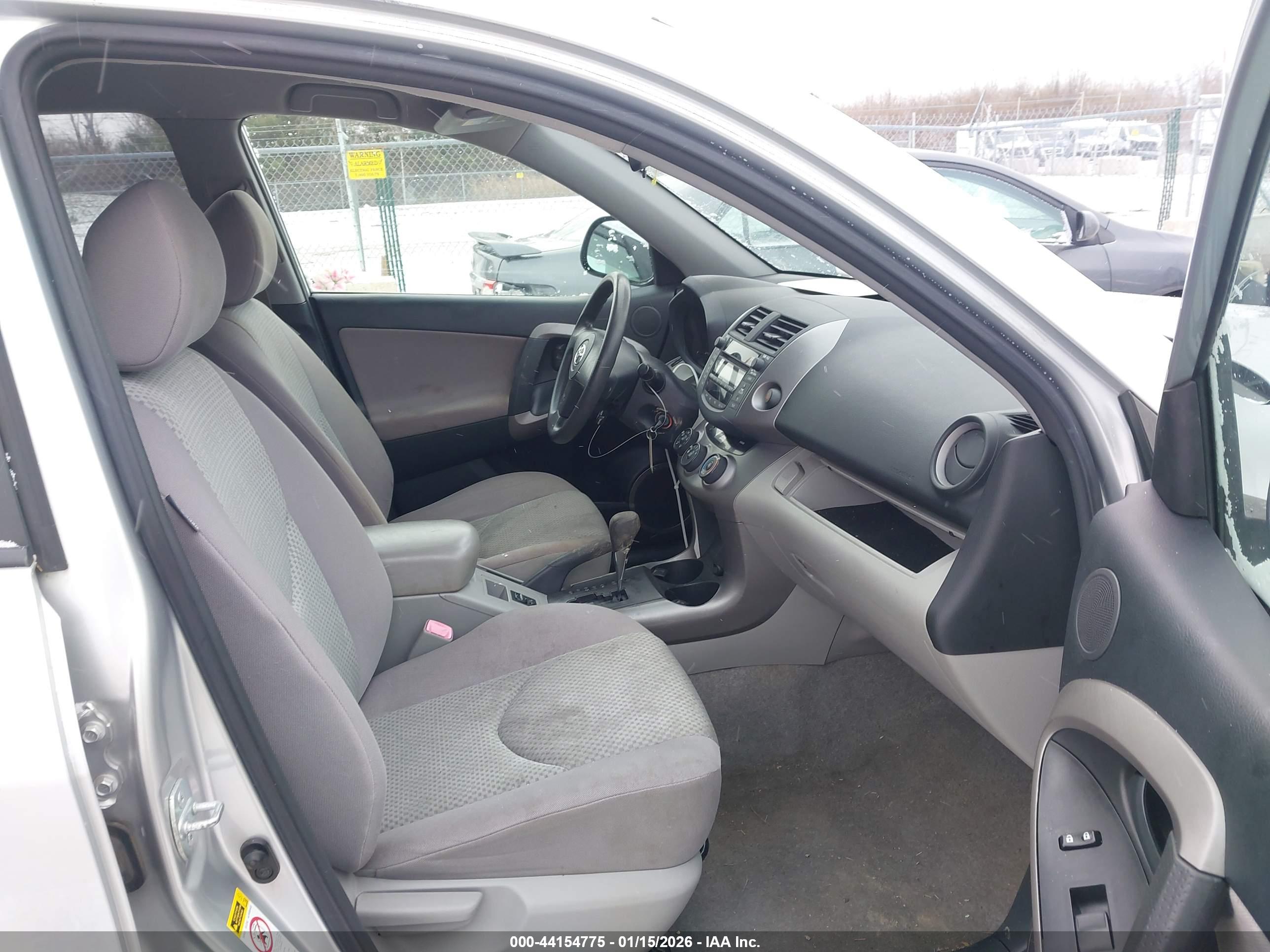 TOYOTA RAV4 image 5