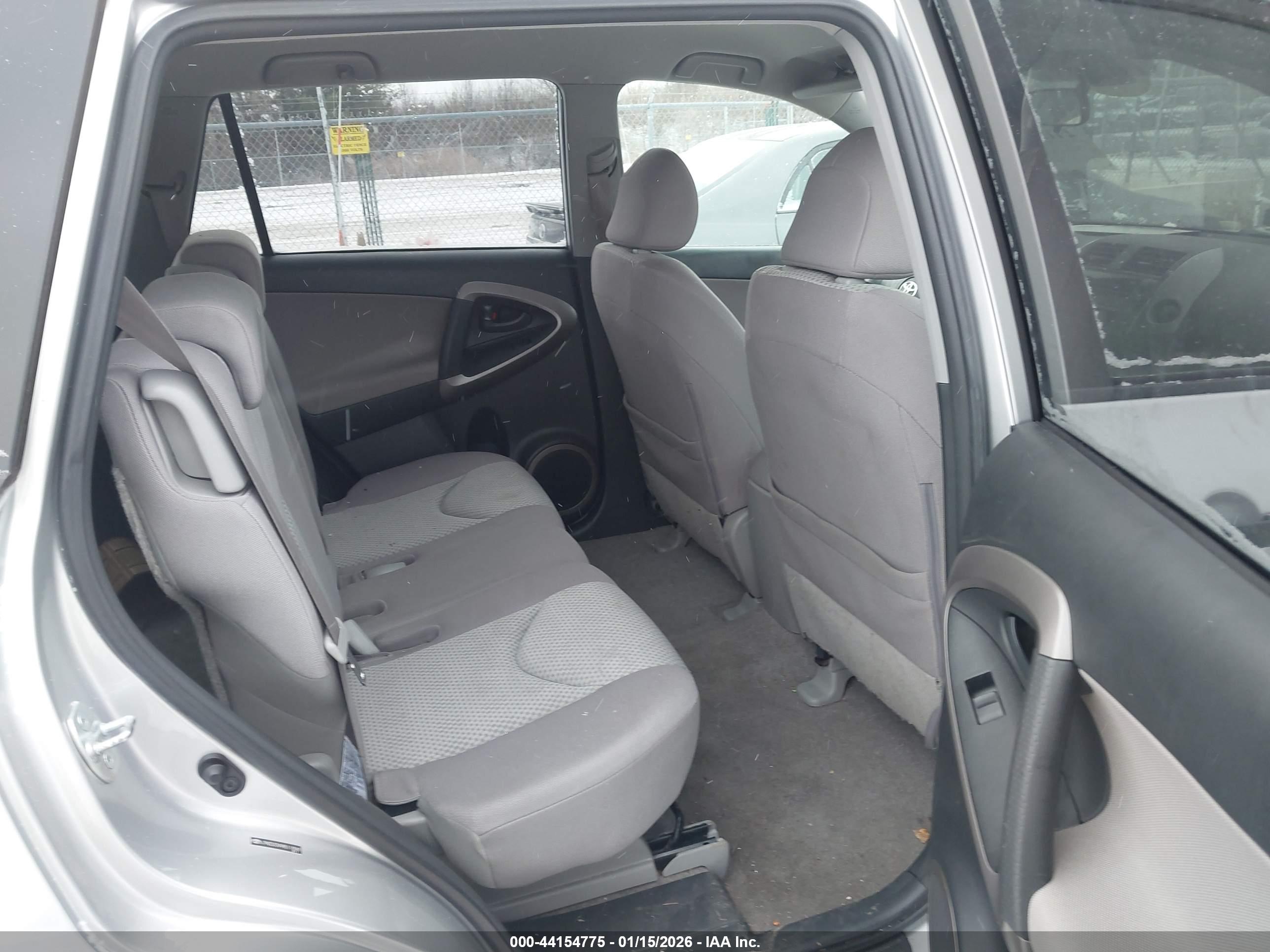 TOYOTA RAV4 image 8