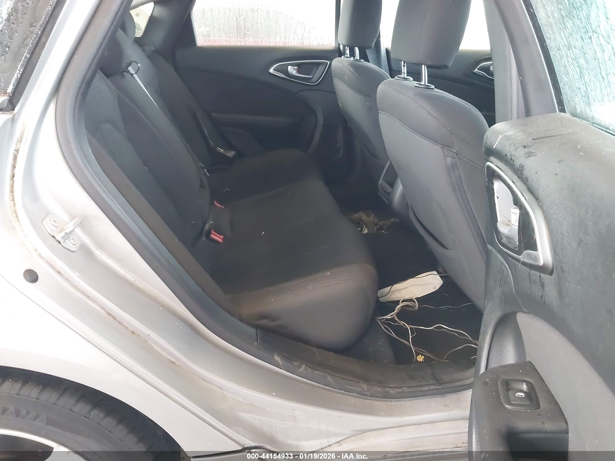 CHRYSLER 200 image 8