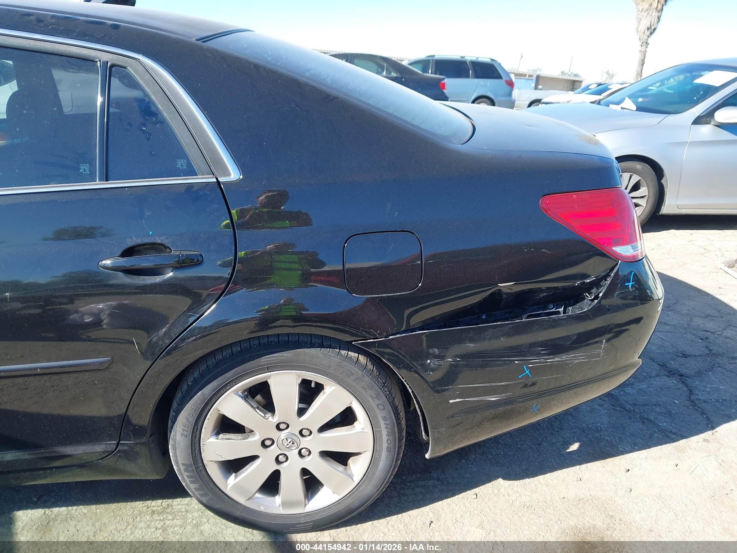TOYOTA AVALON image 6