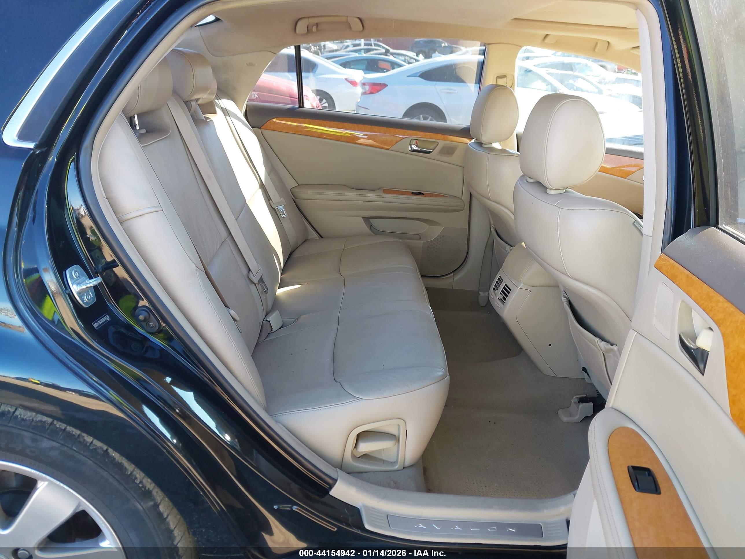 TOYOTA AVALON image 8