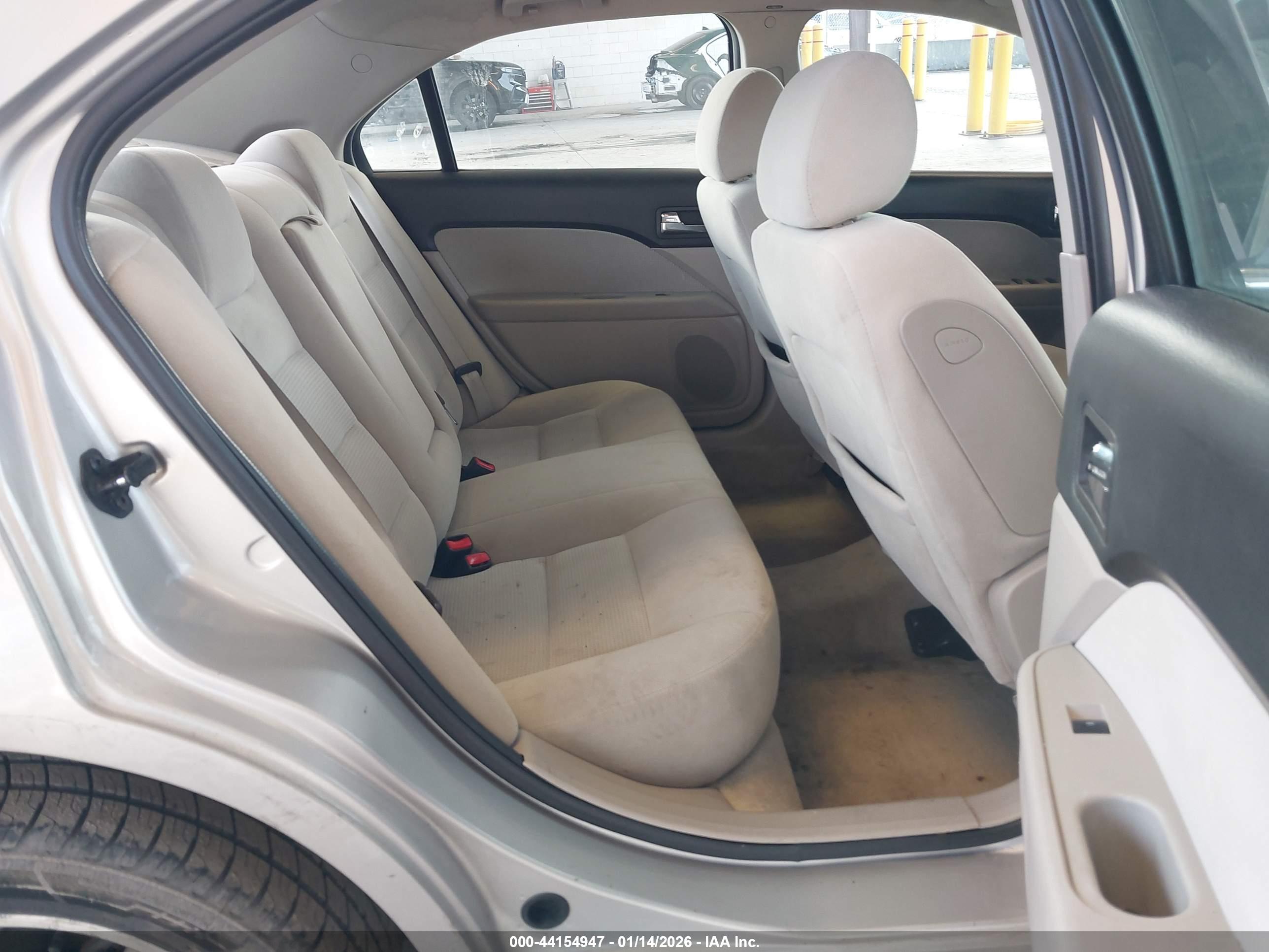 FORD FUSION image 8