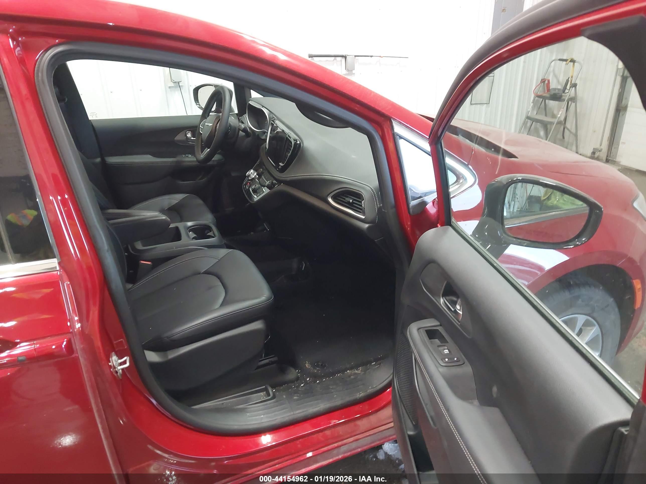 CHRYSLER PACIFICA image 5