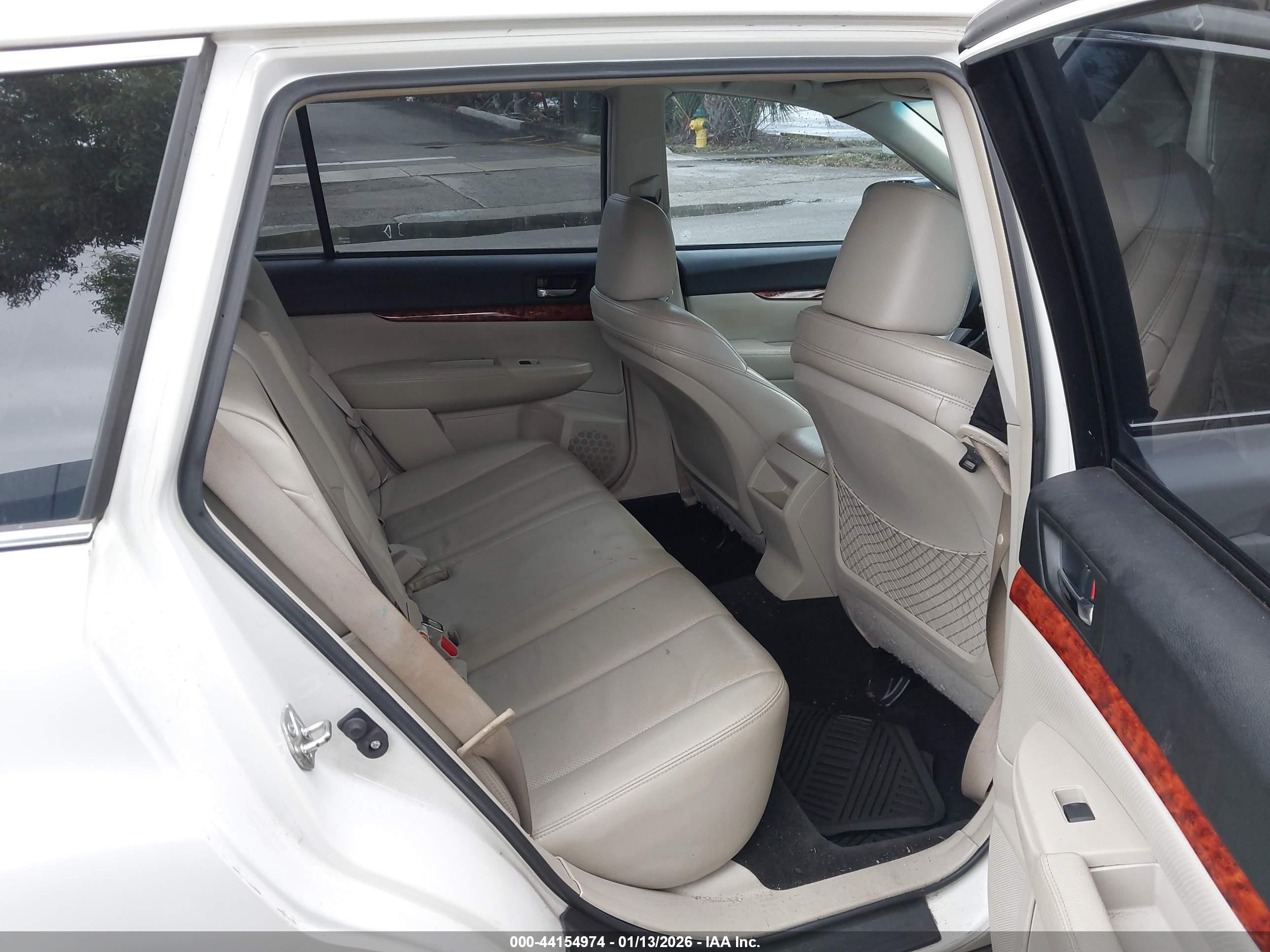 SUBARU OUTBACK image 8
