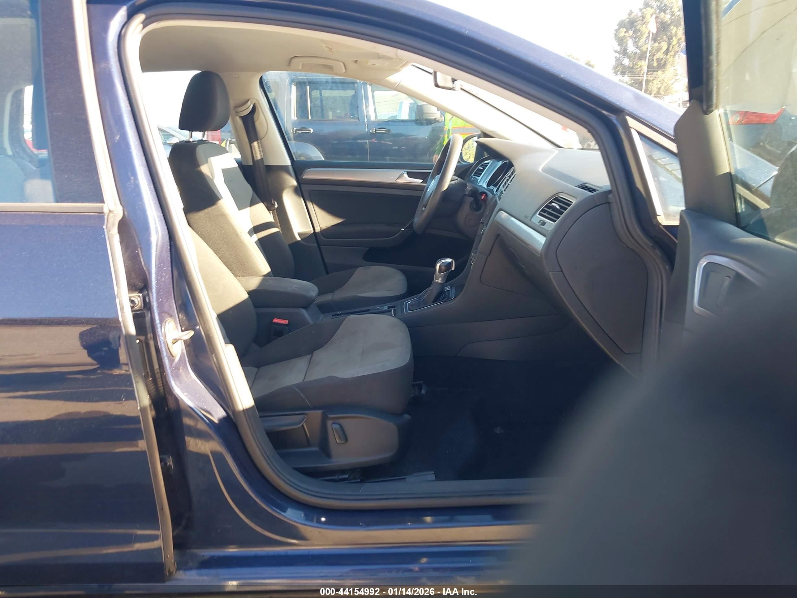 VOLKSWAGEN E-GOLF image 5