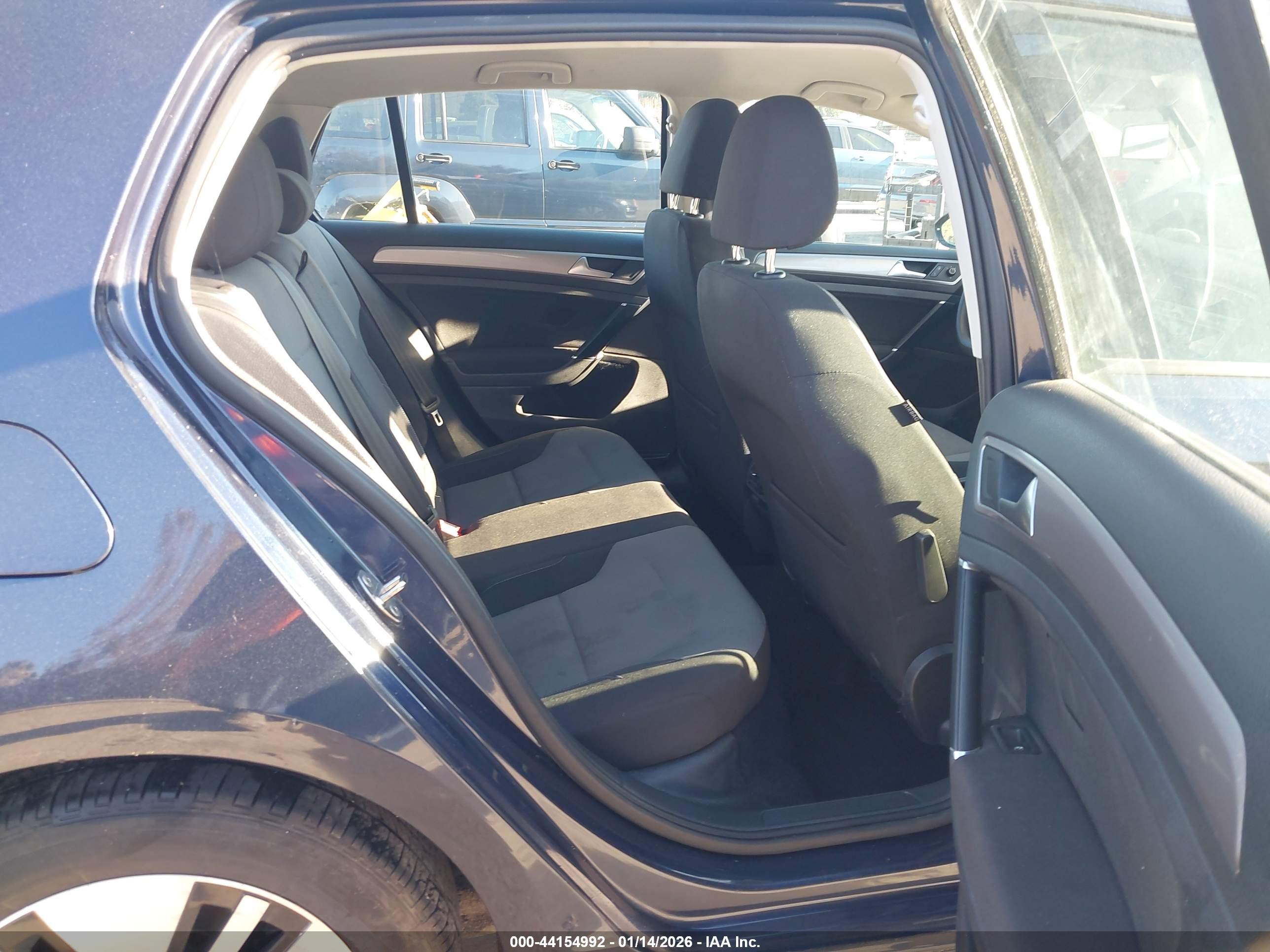 VOLKSWAGEN E-GOLF image 8