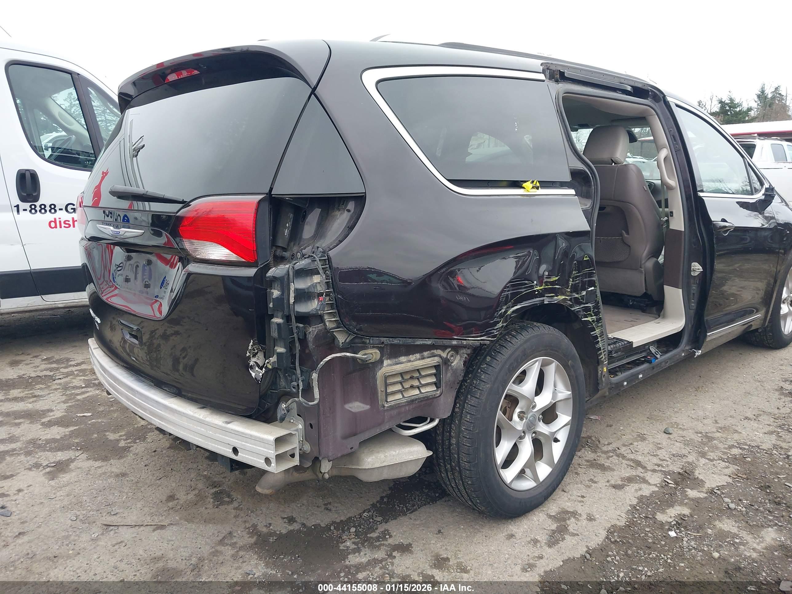 CHRYSLER PACIFICA image 6