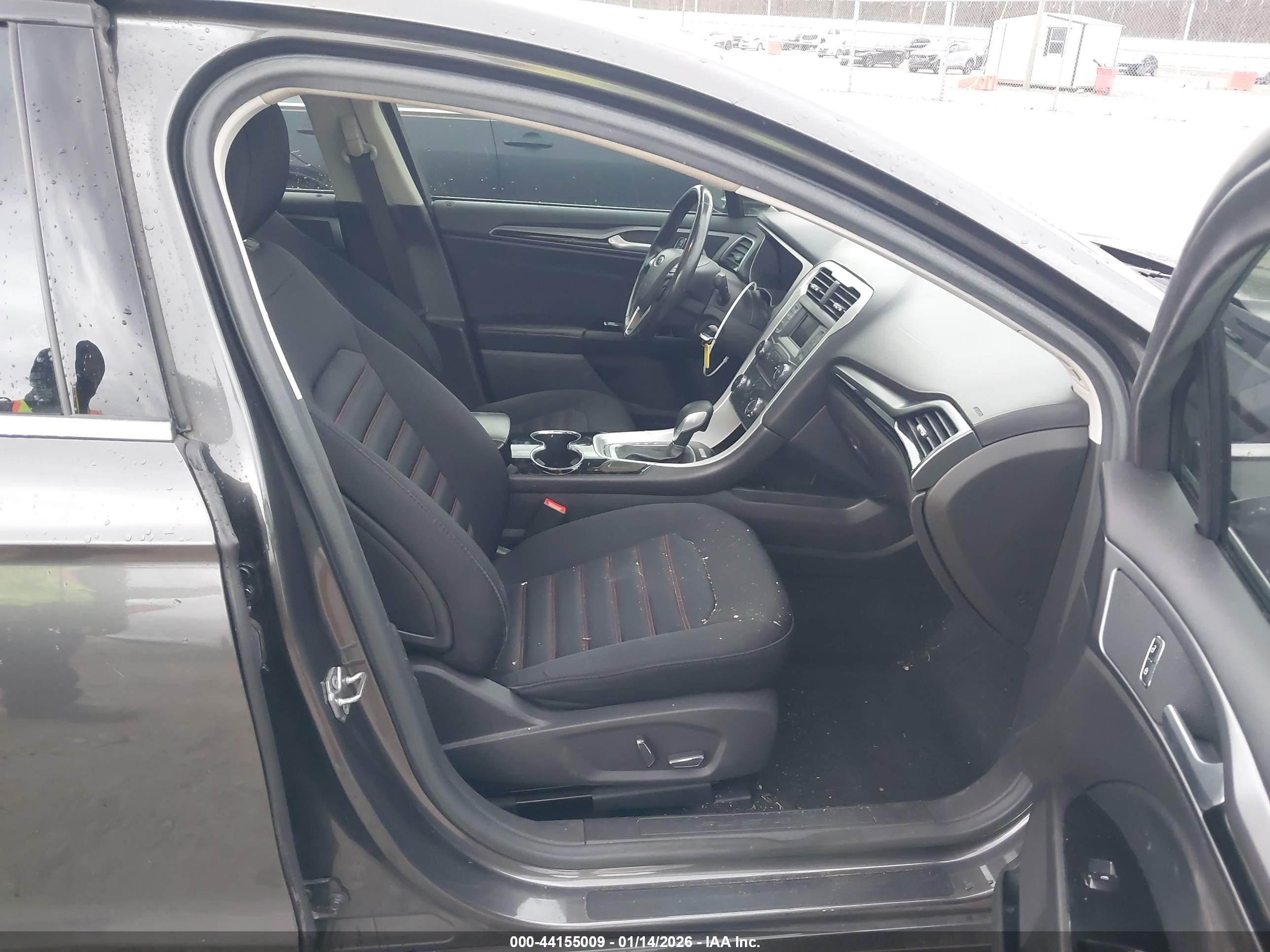 FORD FUSION image 5