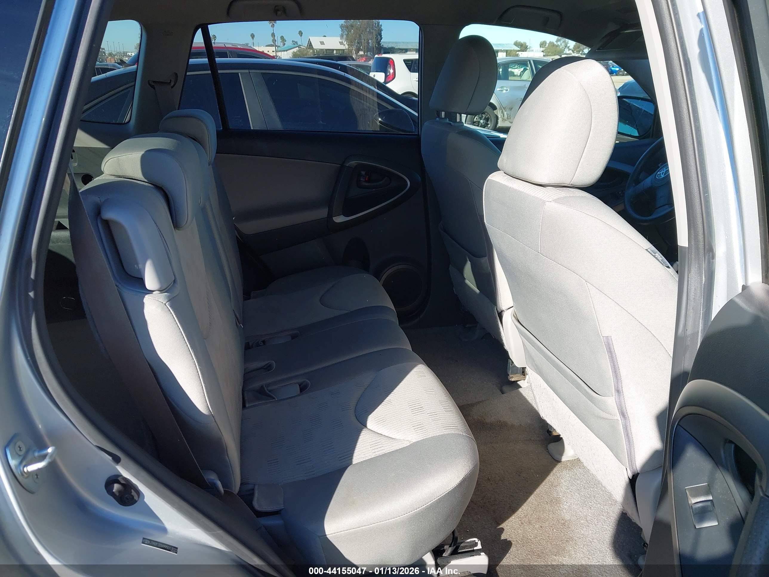 TOYOTA RAV4 image 8