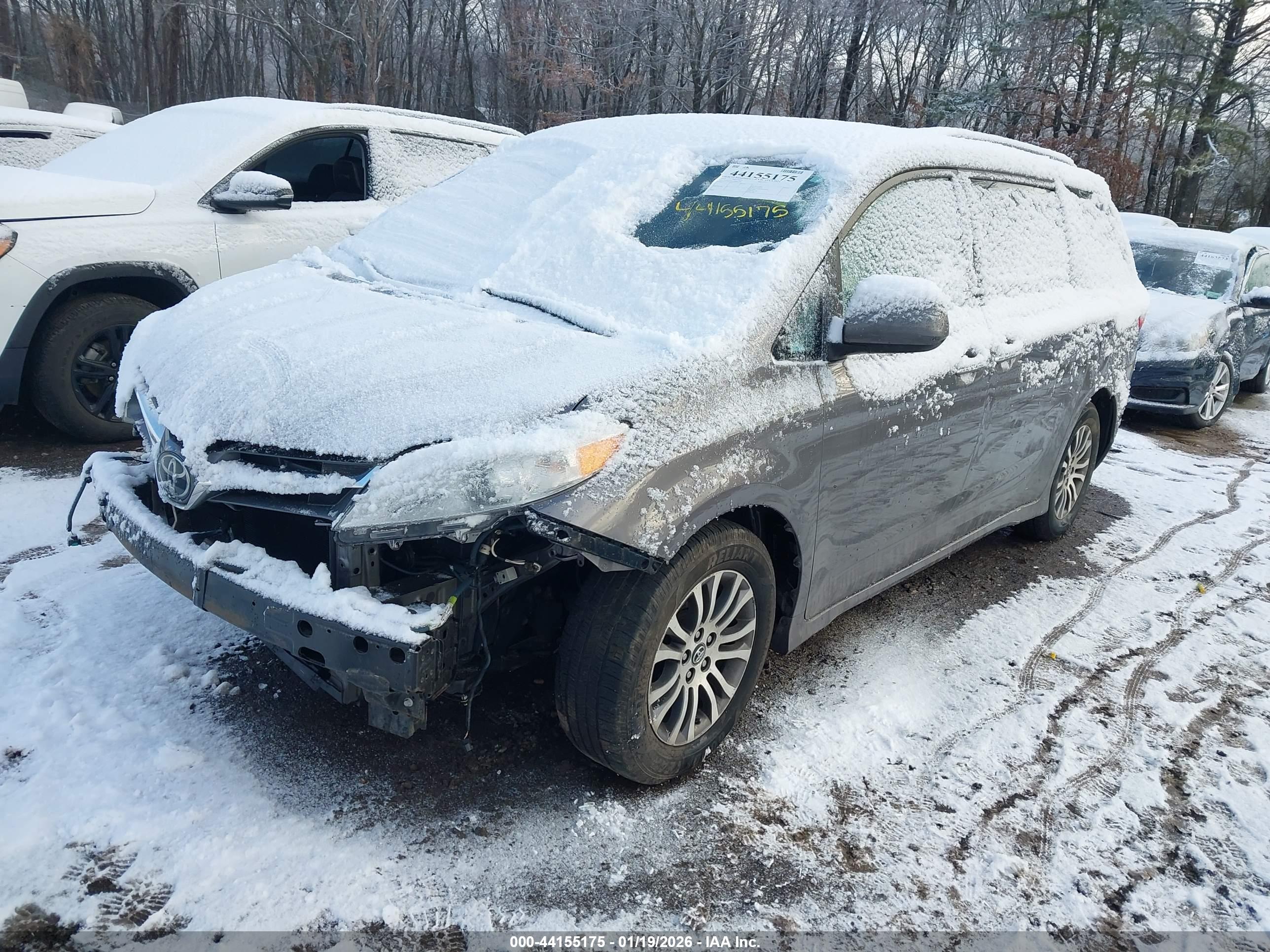 TOYOTA SIENNA image 2