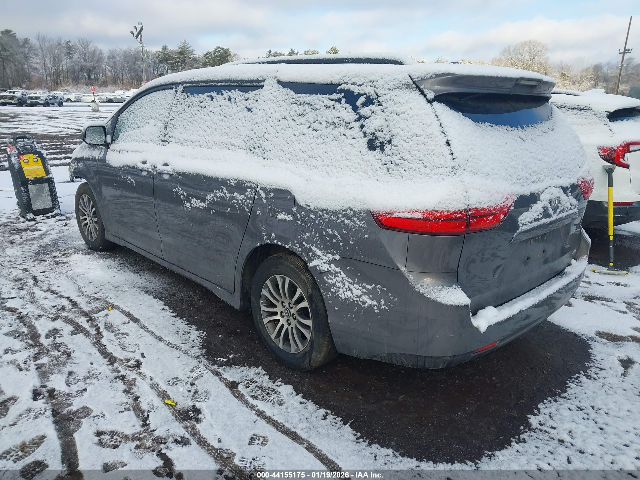 TOYOTA SIENNA image 3