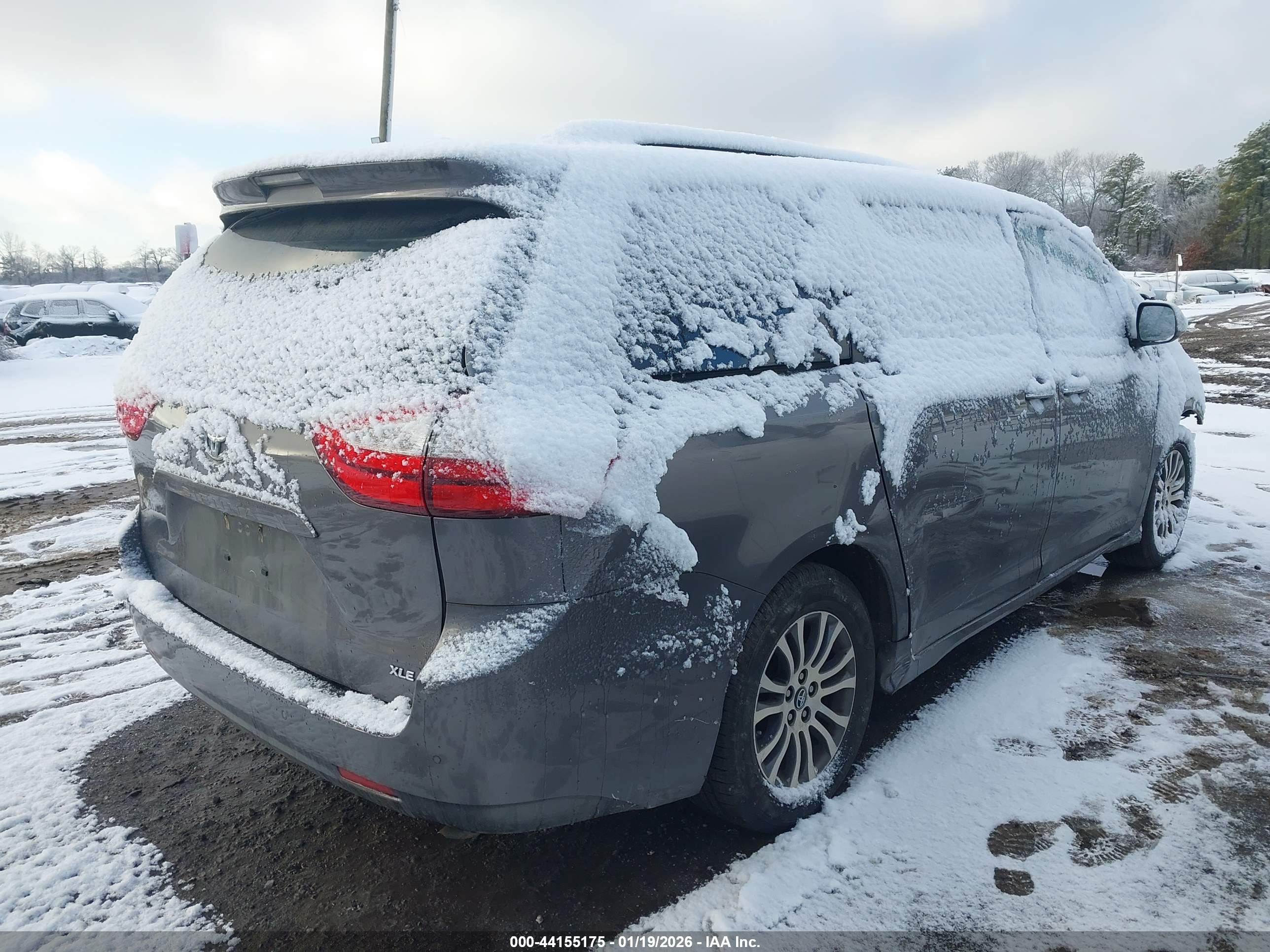 TOYOTA SIENNA image 4