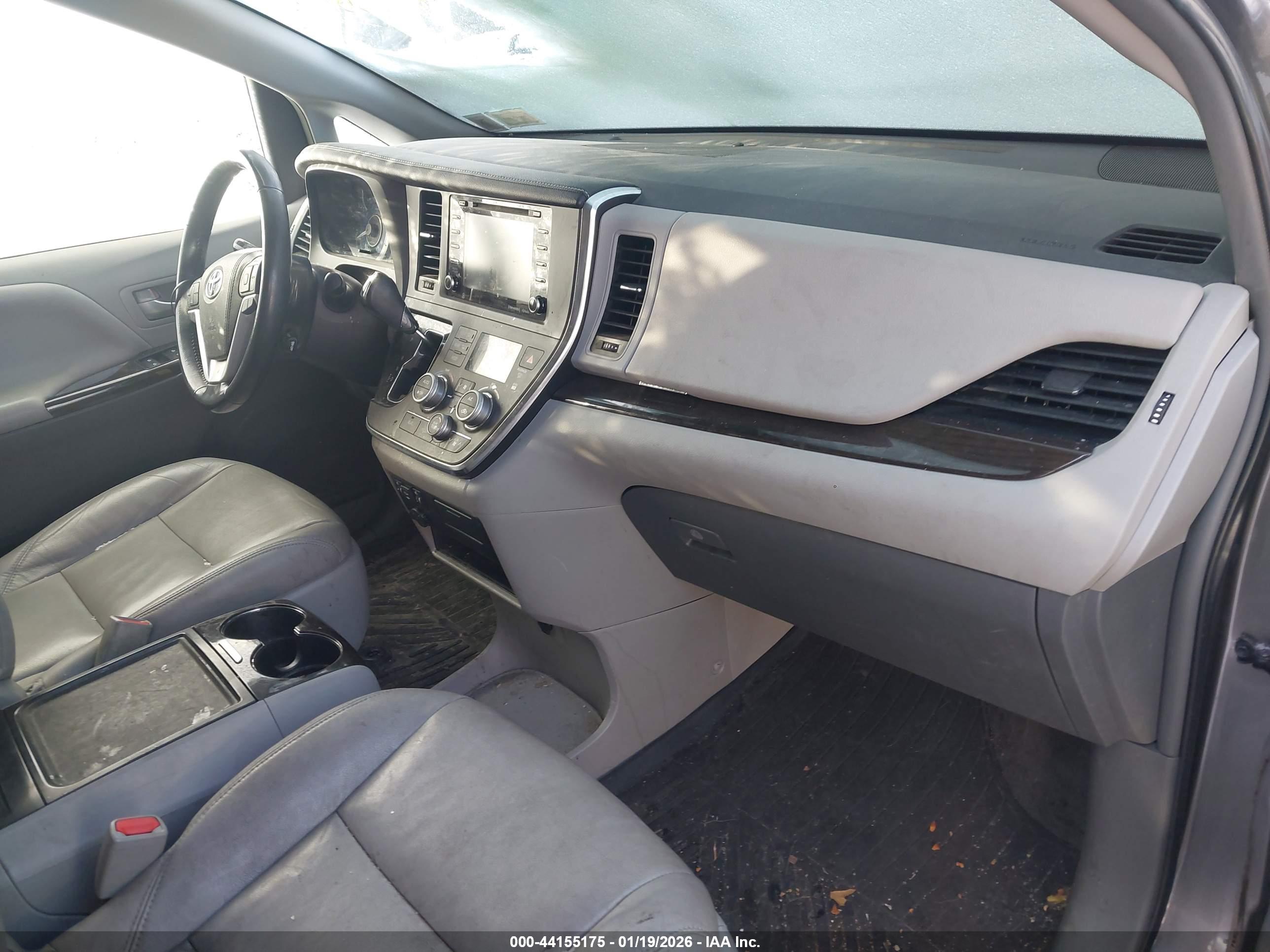 TOYOTA SIENNA image 5