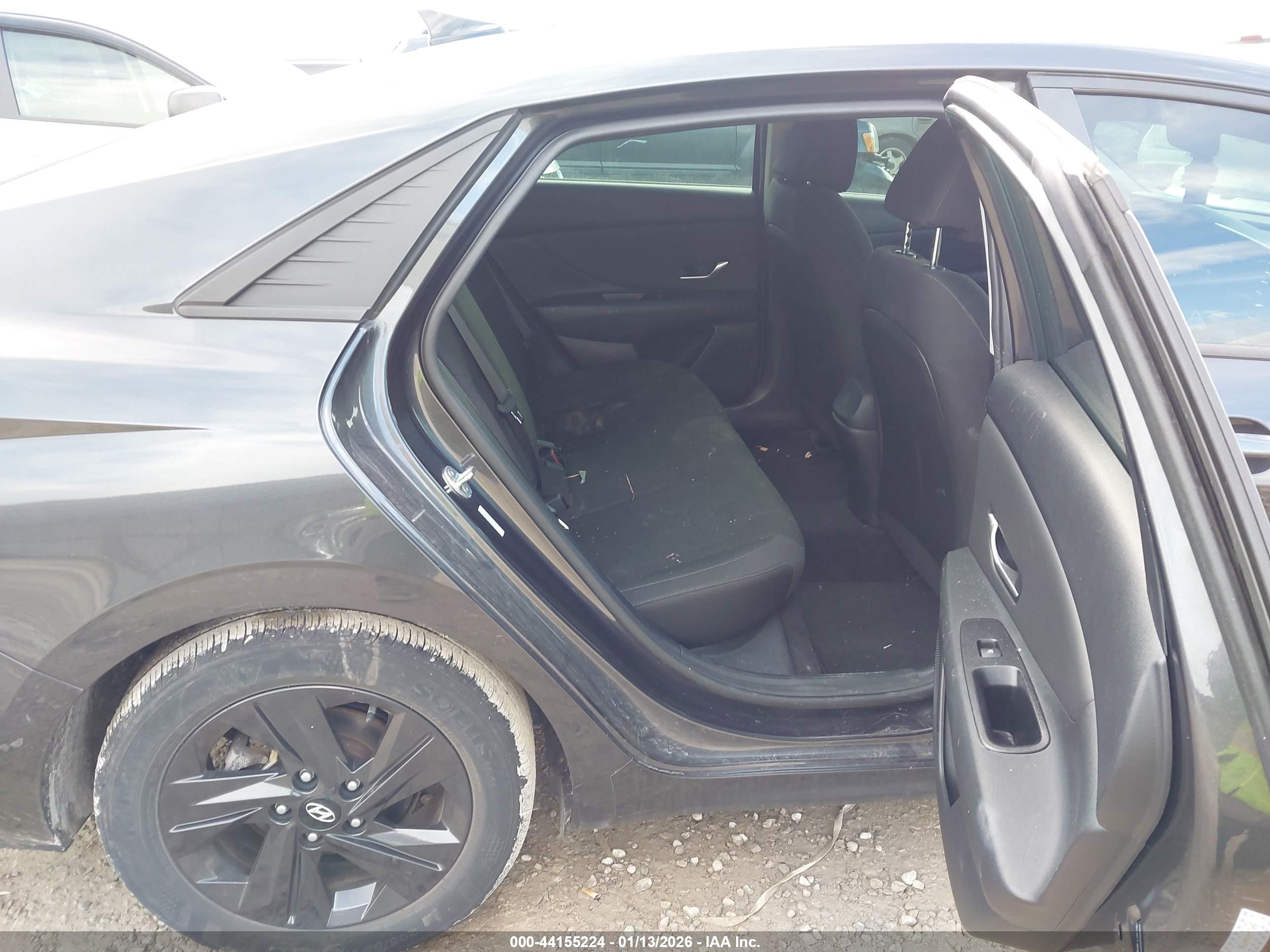 HYUNDAI ELANTRA image 8