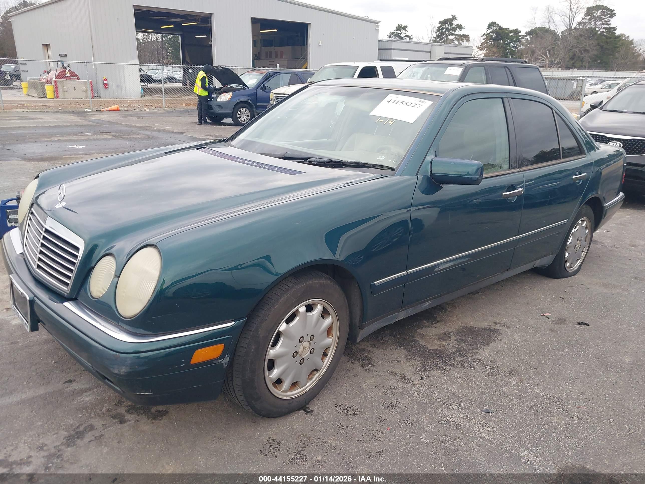 MERCEDES-BENZ E image 2
