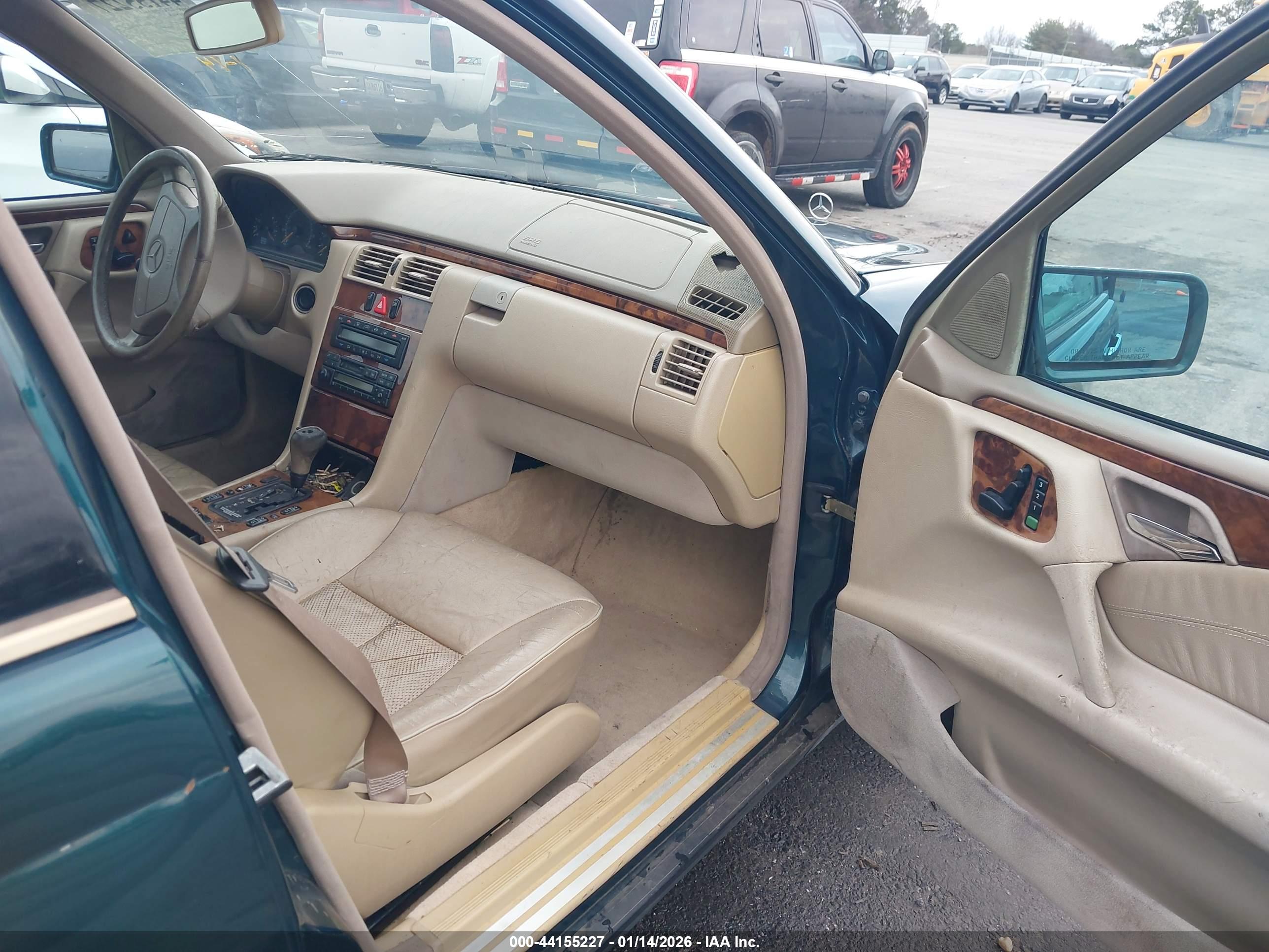 MERCEDES-BENZ E image 5
