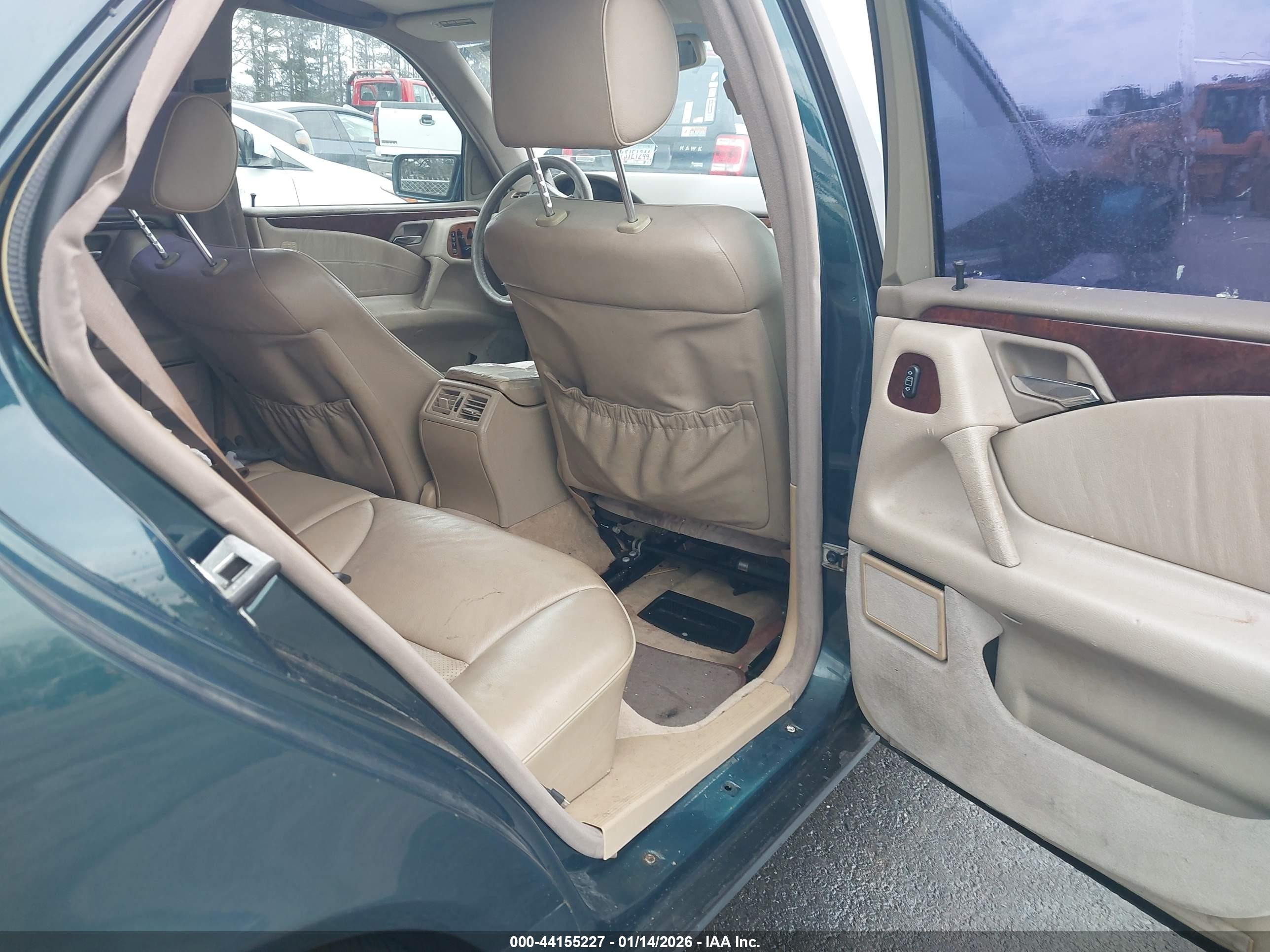 MERCEDES-BENZ E image 8