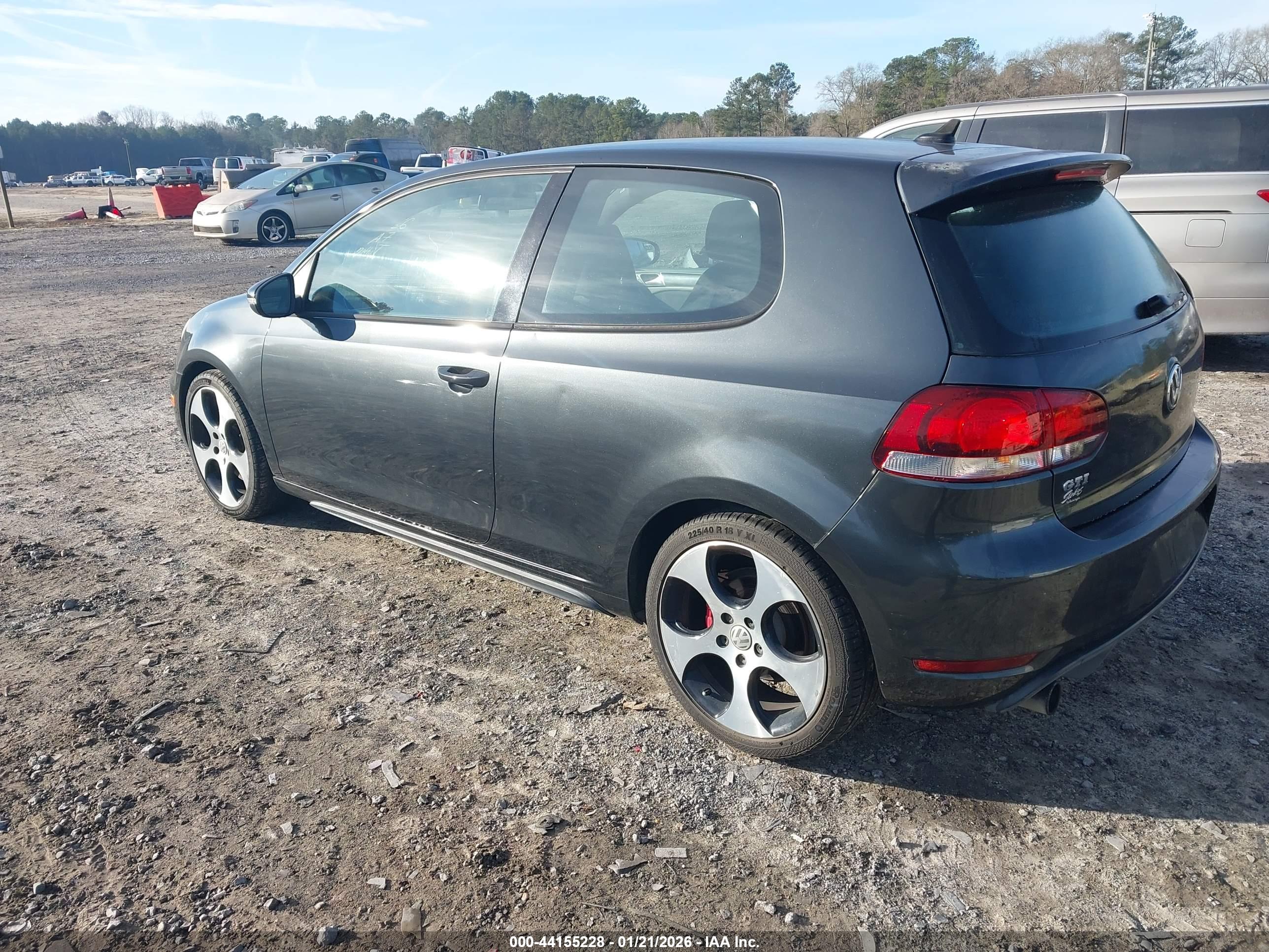 VOLKSWAGEN GTI image 3