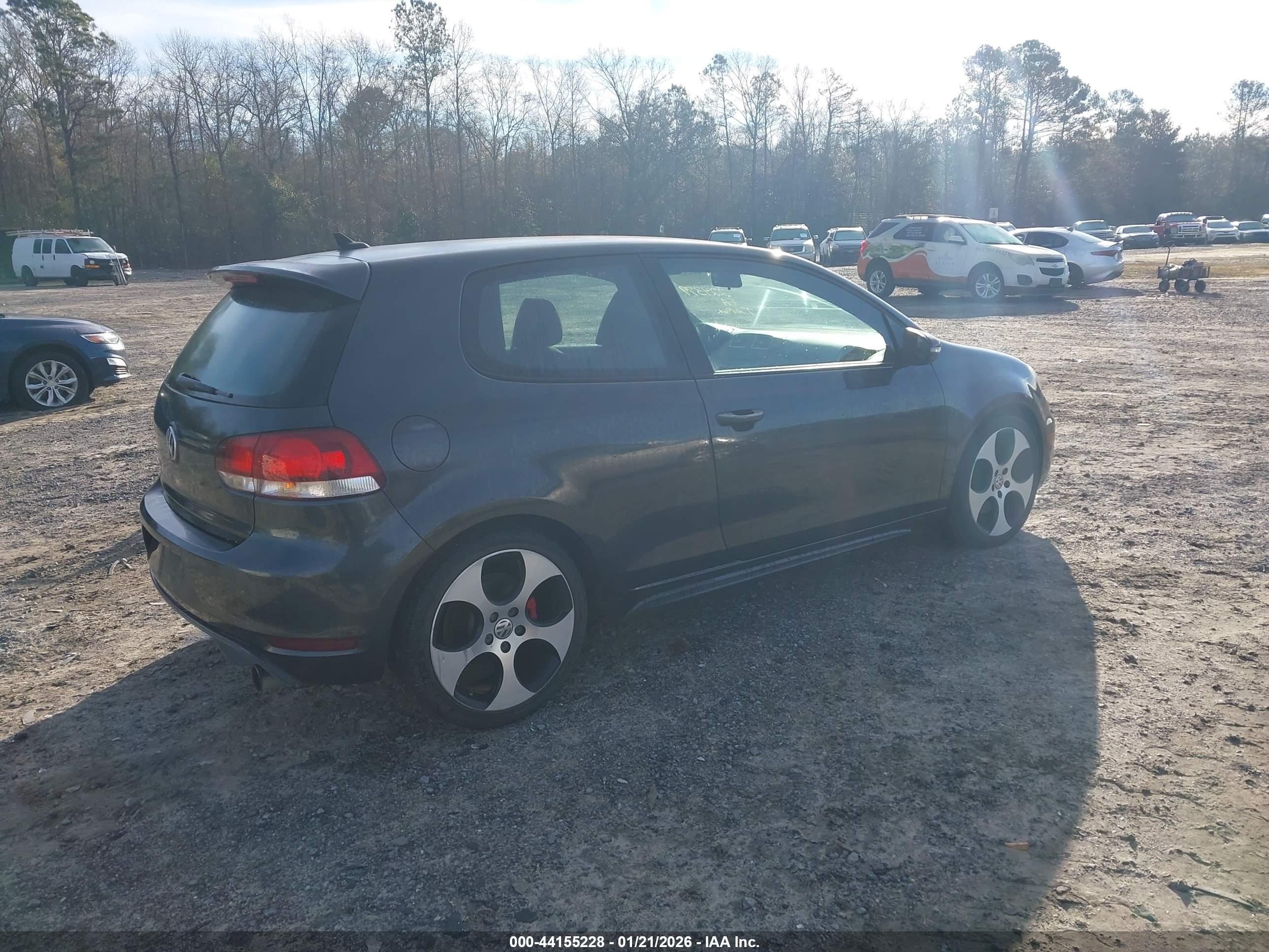 VOLKSWAGEN GTI image 4