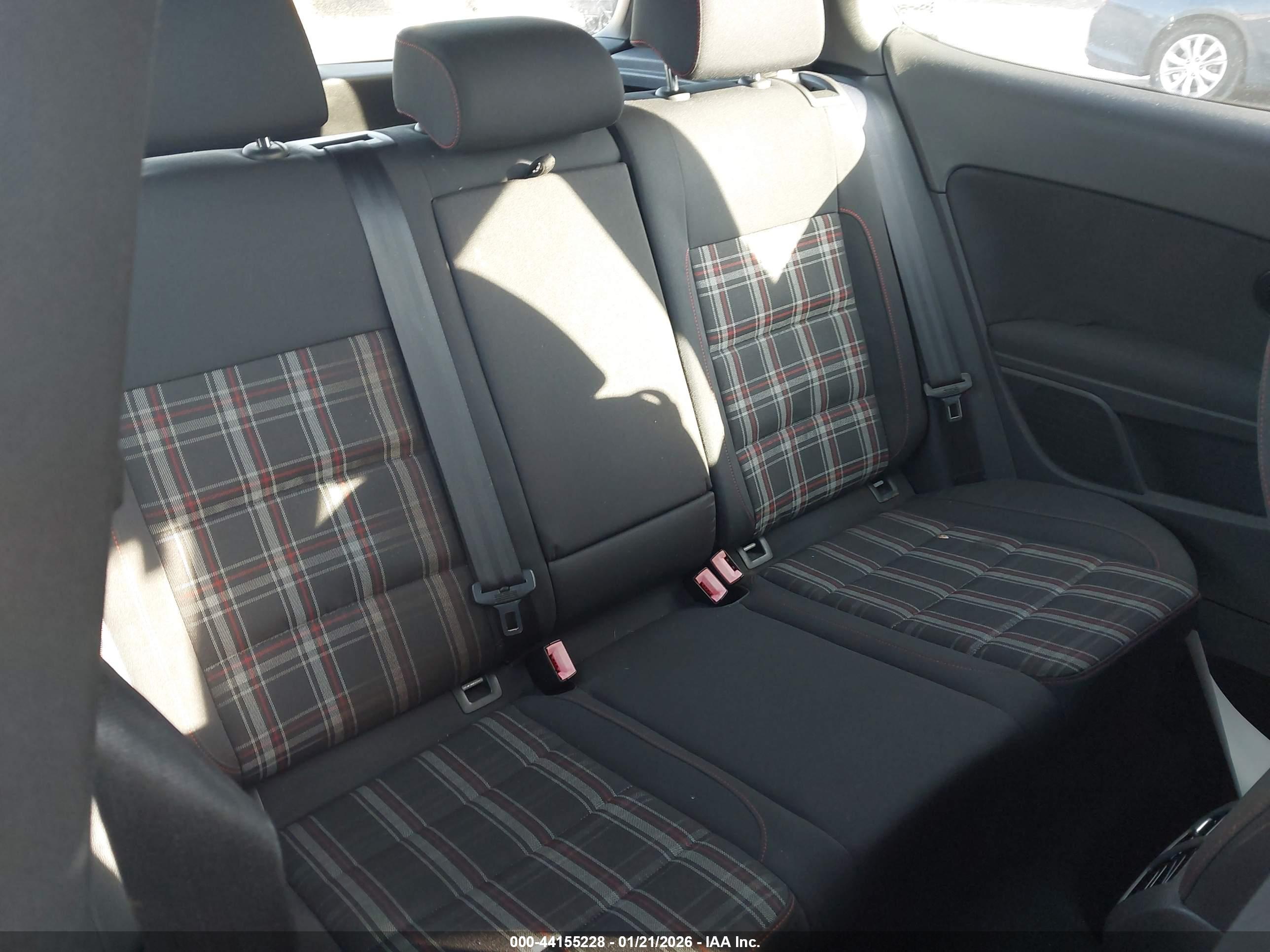 VOLKSWAGEN GTI image 8