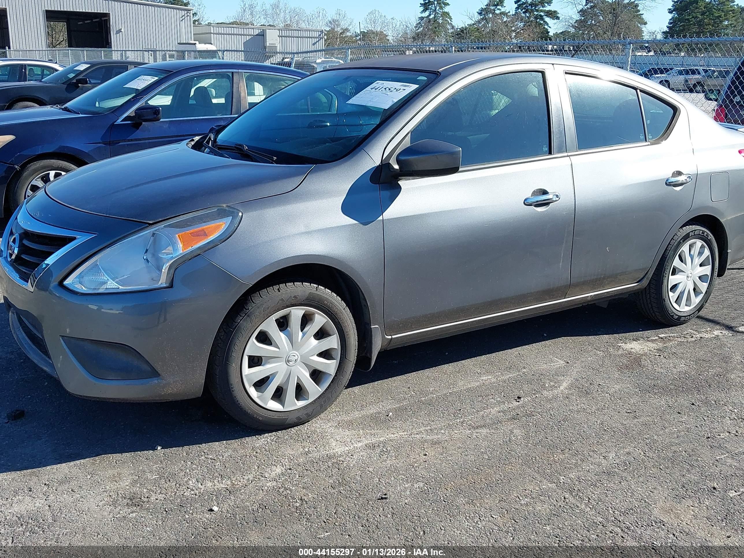 NISSAN VERSA image 2
