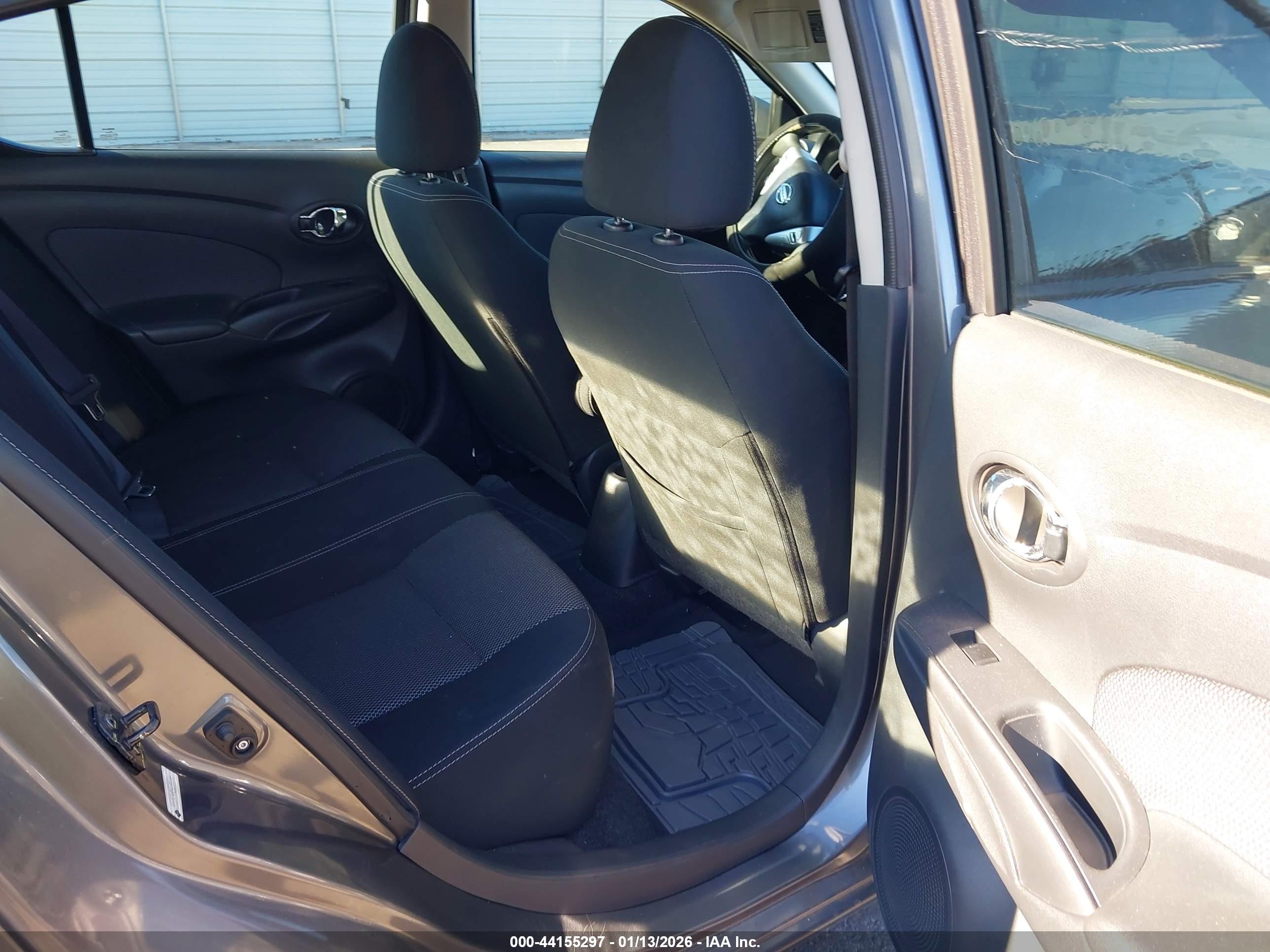 NISSAN VERSA image 8