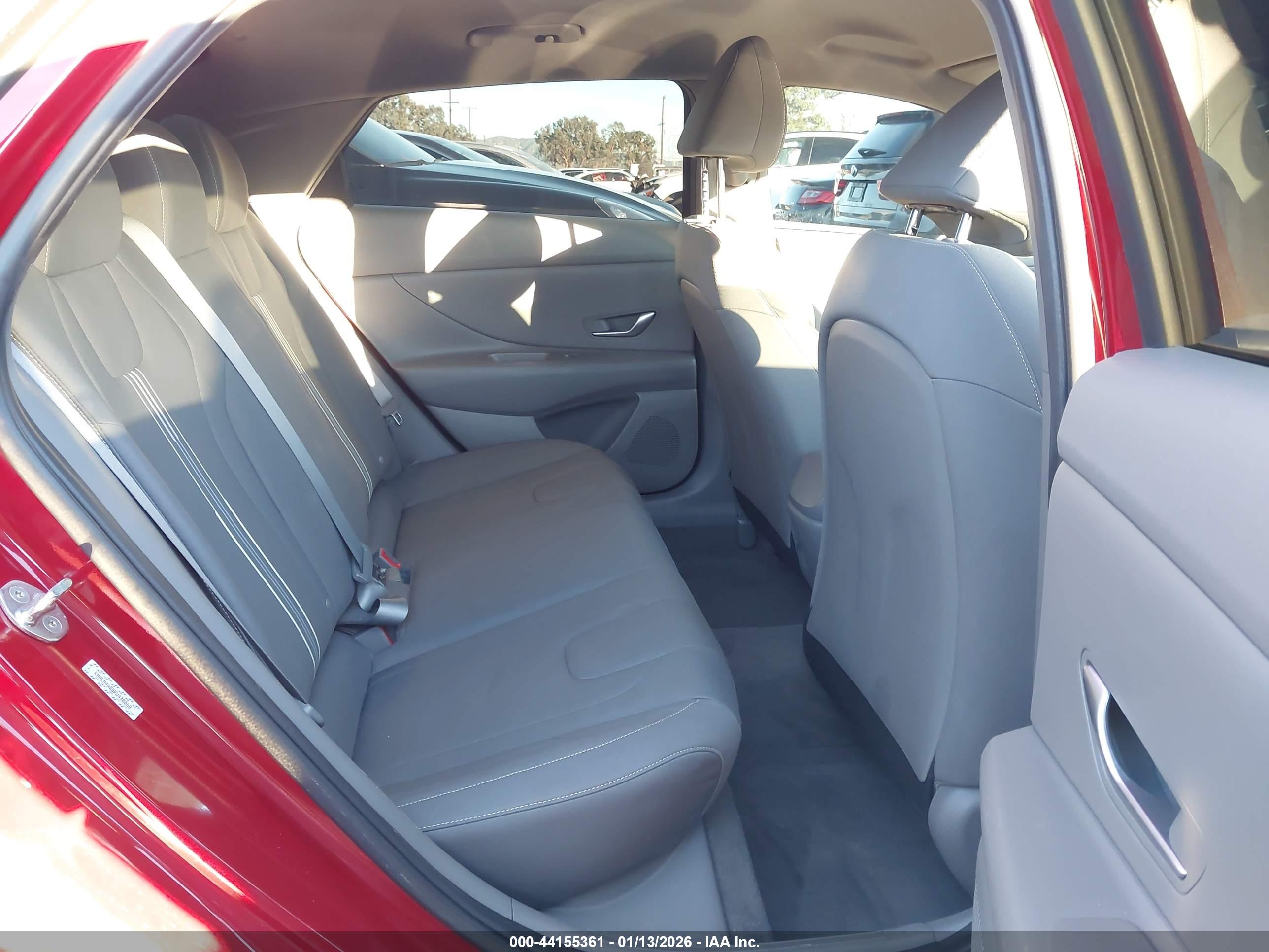 HYUNDAI ELANTRA image 8
