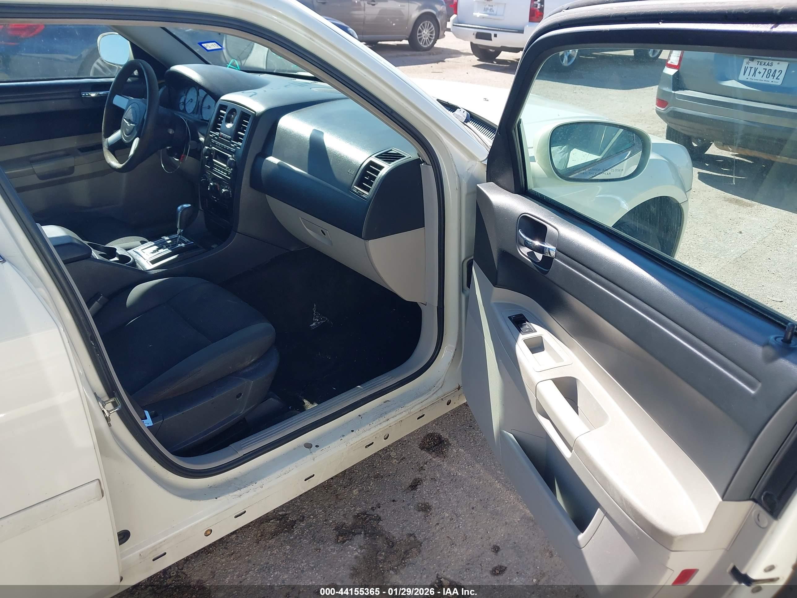 CHRYSLER 300 image 5
