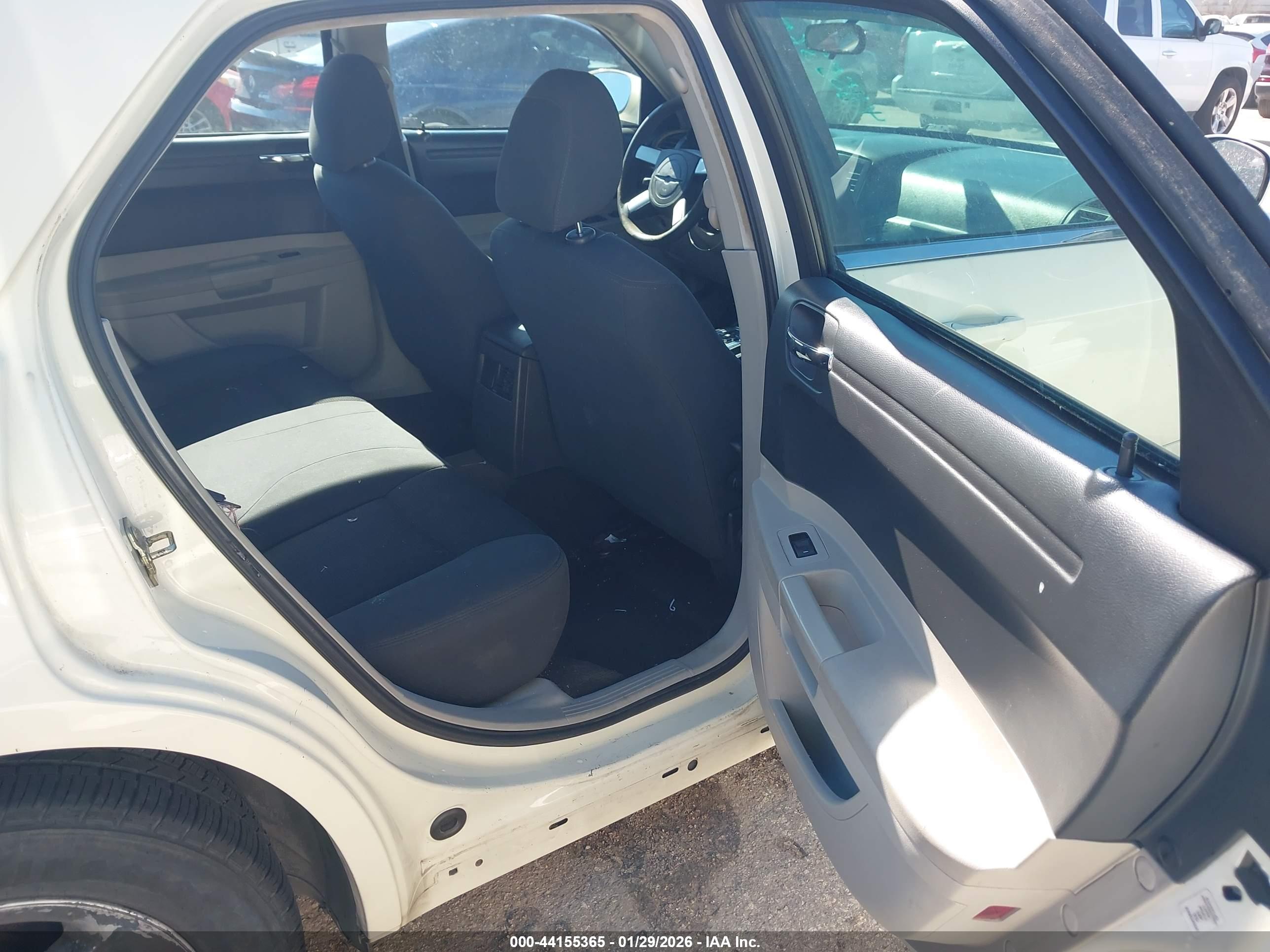 CHRYSLER 300 image 8