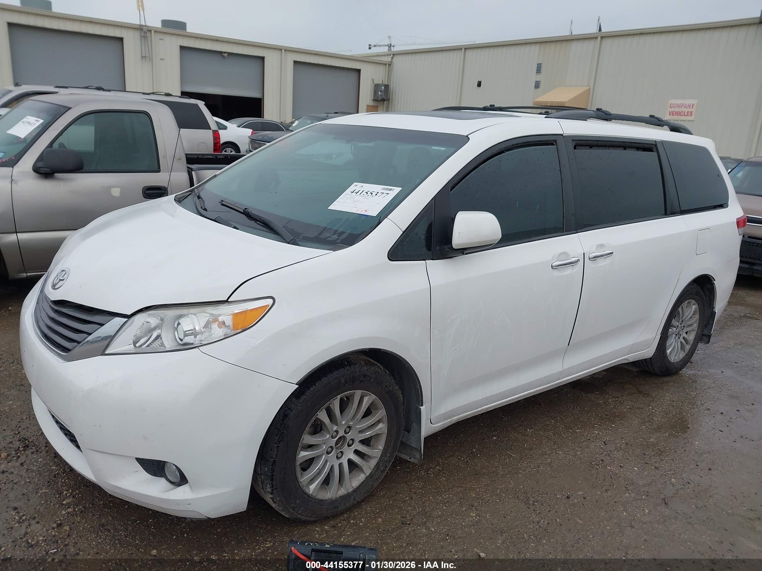 TOYOTA SIENNA image 2