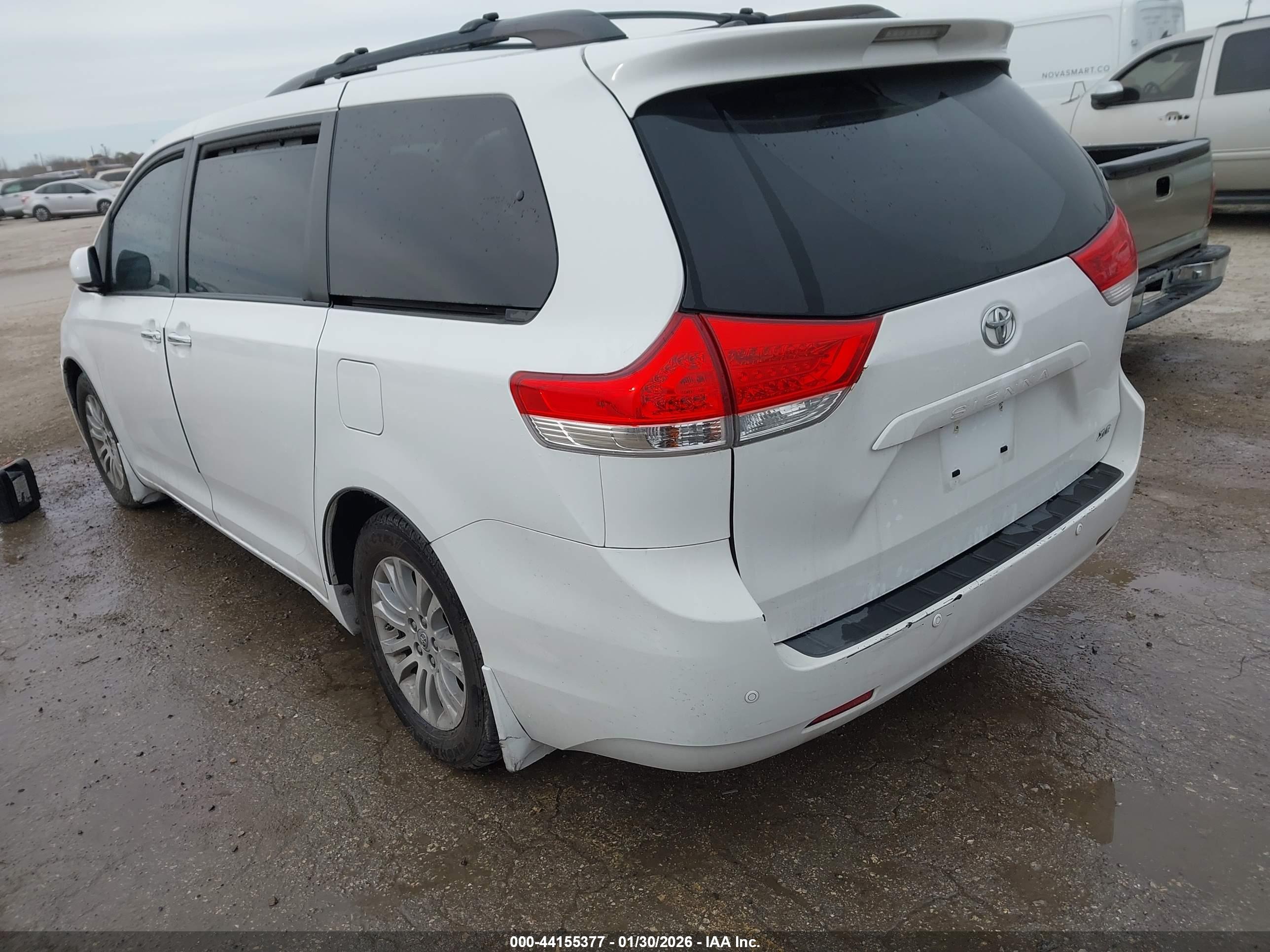 TOYOTA SIENNA image 3