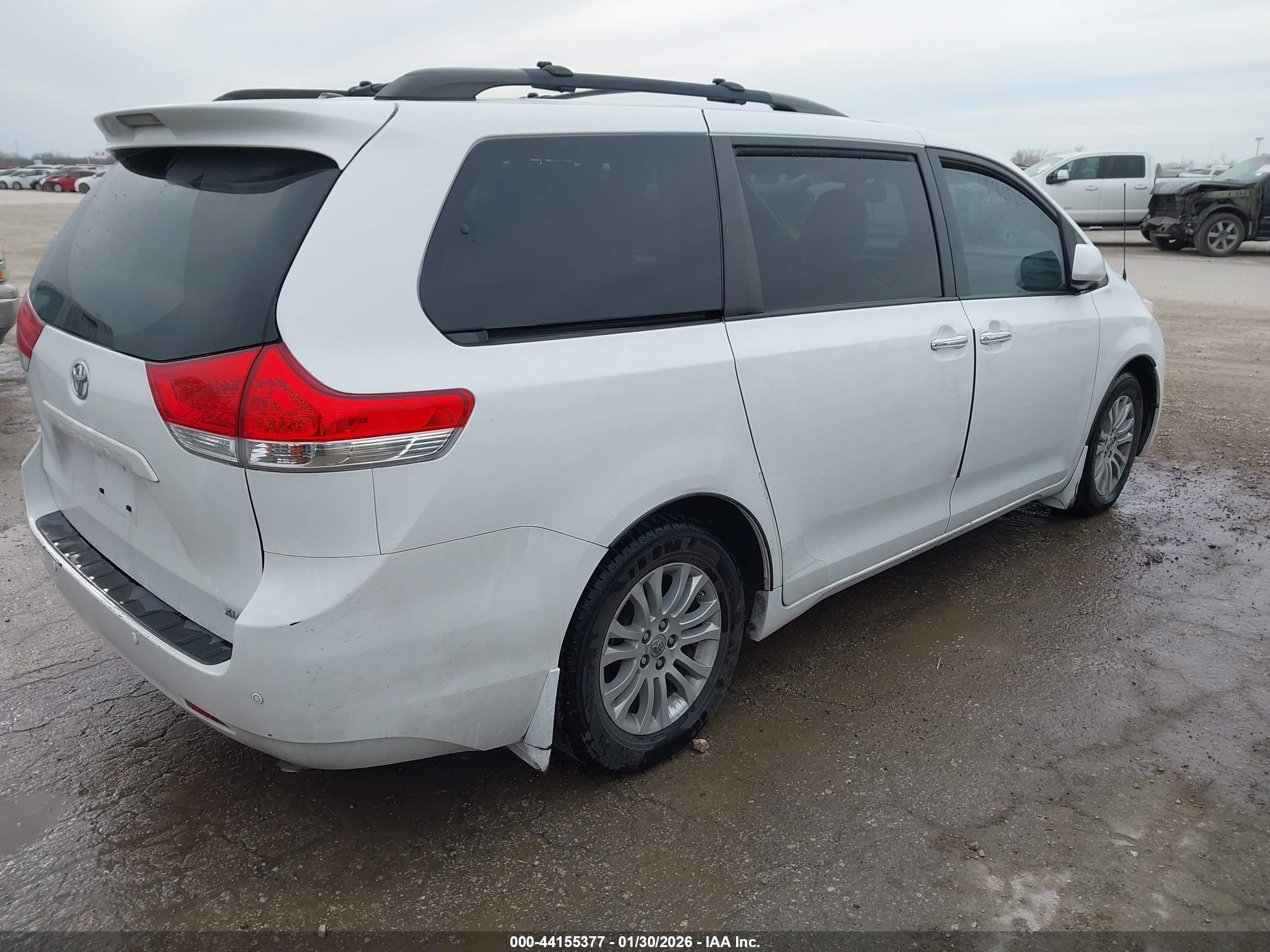 TOYOTA SIENNA image 4