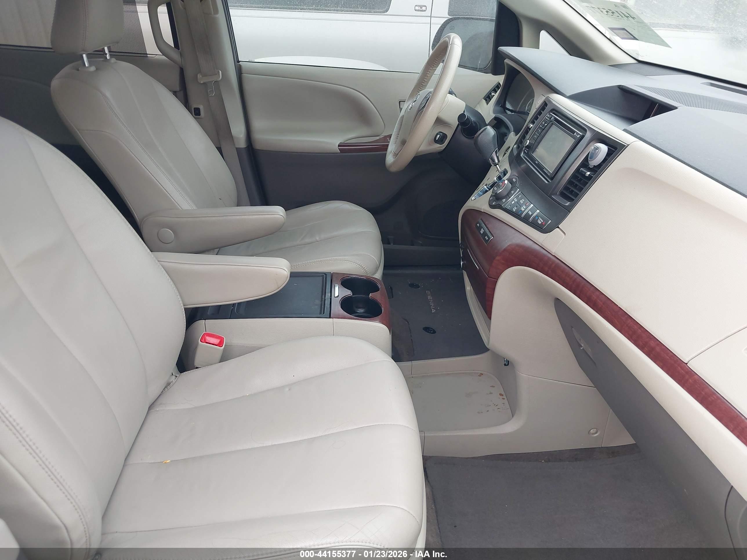 TOYOTA SIENNA image 5