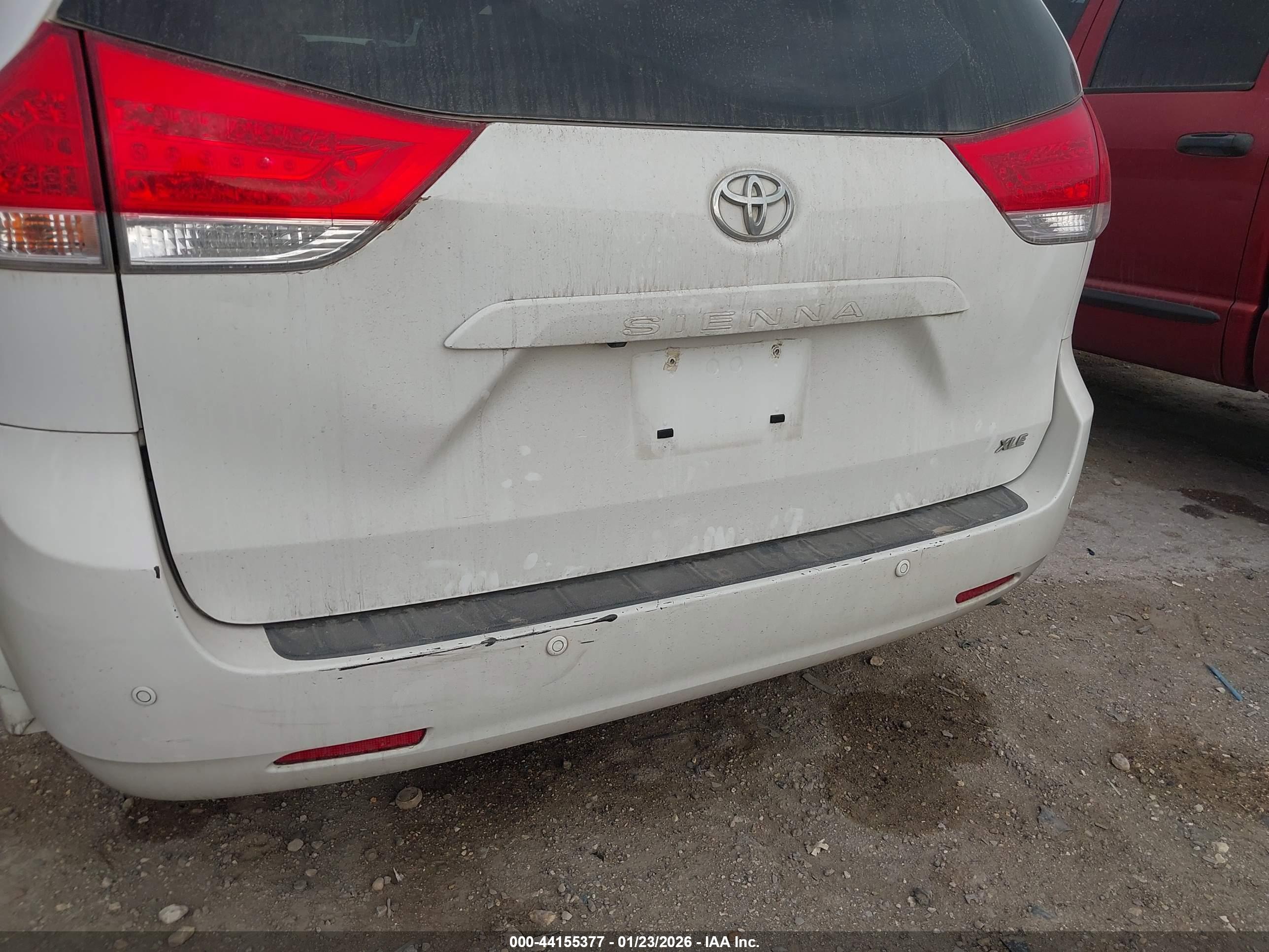 TOYOTA SIENNA image 6