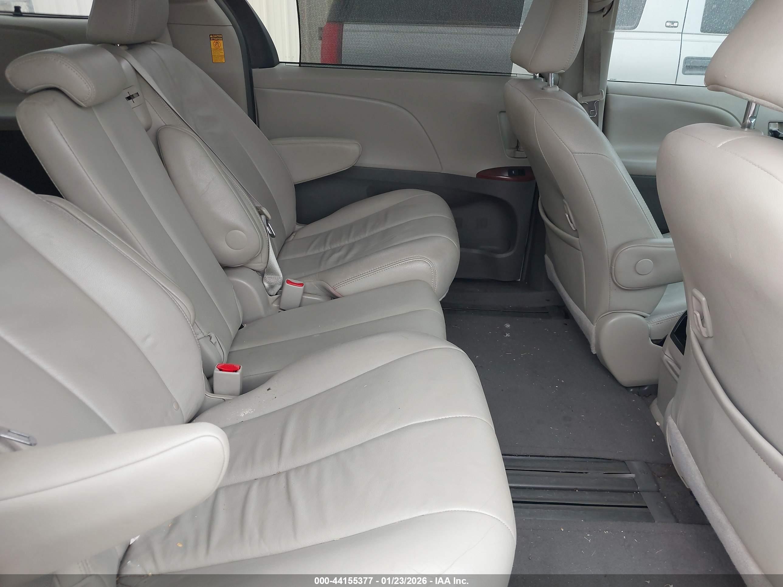 TOYOTA SIENNA image 8